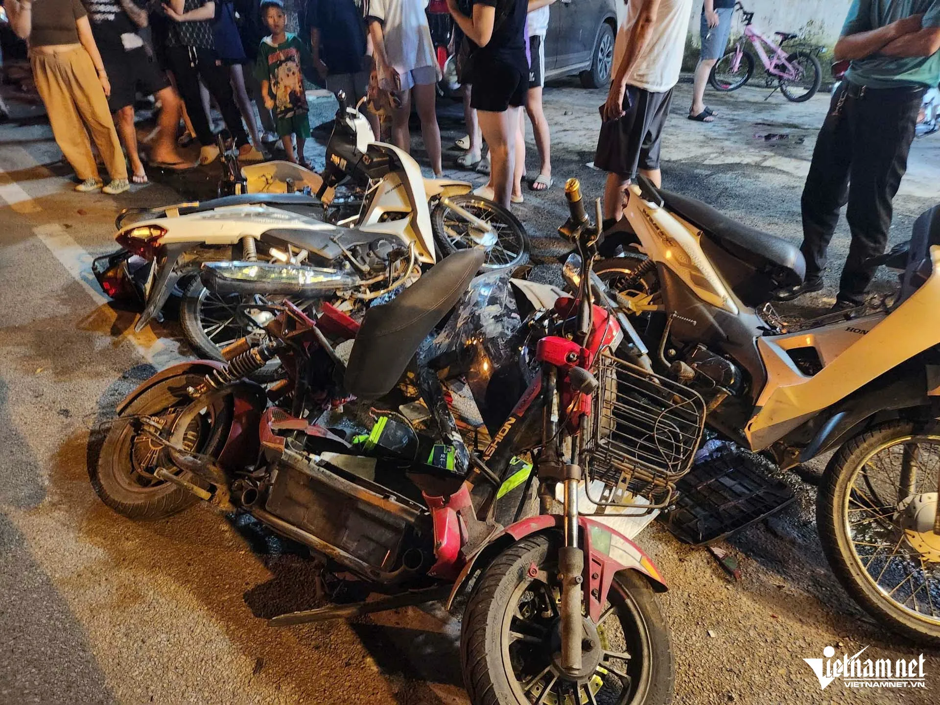 Hiện trường vụ tài xế có nồng độ cồn kịch khung lái xe tông liên hoàn ở Bắc Ninh ảnh 2