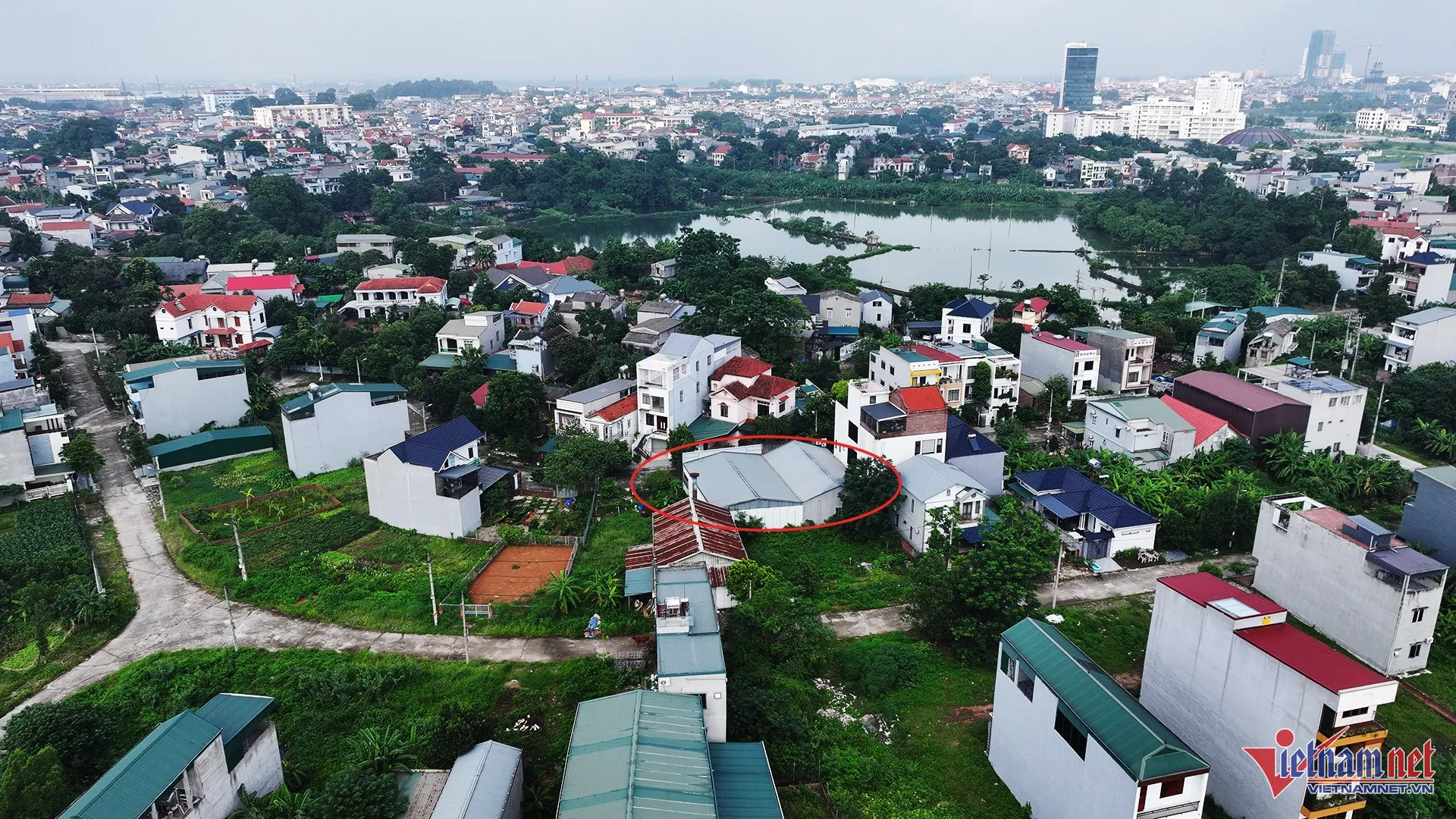 Cận cảnh xưởng sản xuất hàng giả nằm giữa khu dân cư vừa bị cảnh sát khám xét ảnh 1