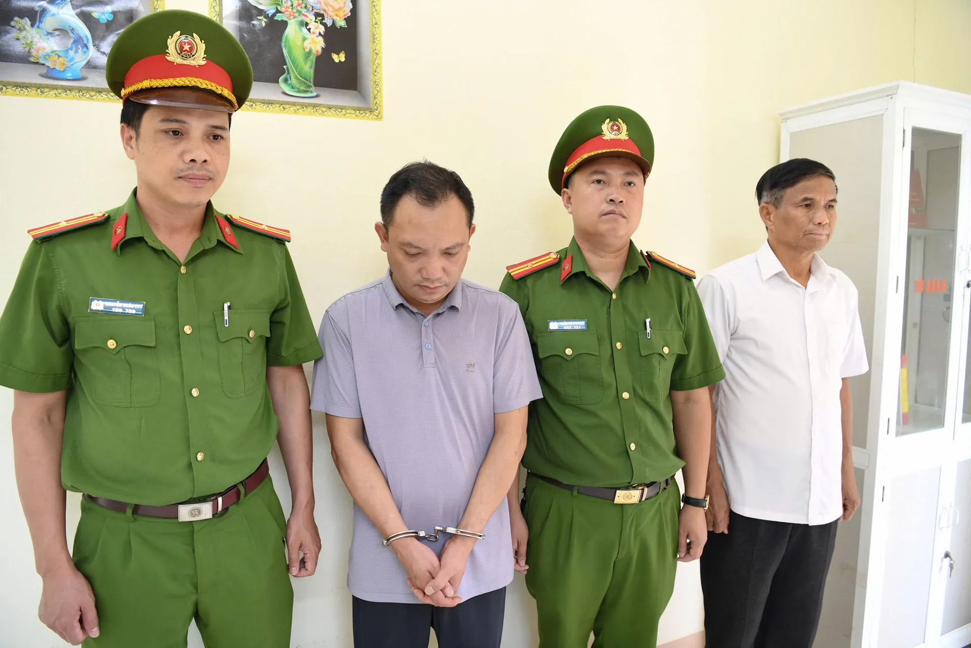 Cận cảnh xưởng sản xuất hàng giả nằm giữa khu dân cư vừa bị cảnh sát khám xét ảnh 10