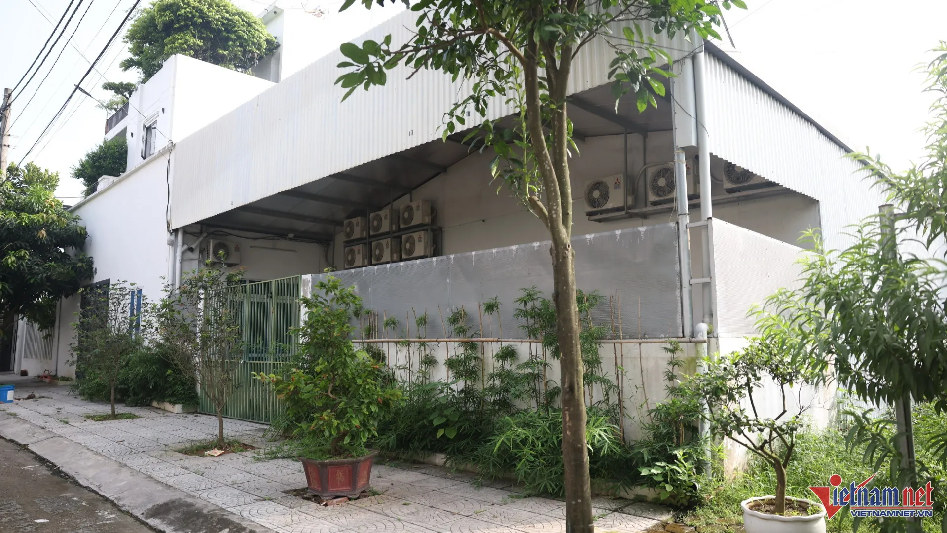 Cận cảnh xưởng sản xuất hàng giả nằm giữa khu dân cư vừa bị cảnh sát khám xét ảnh 3