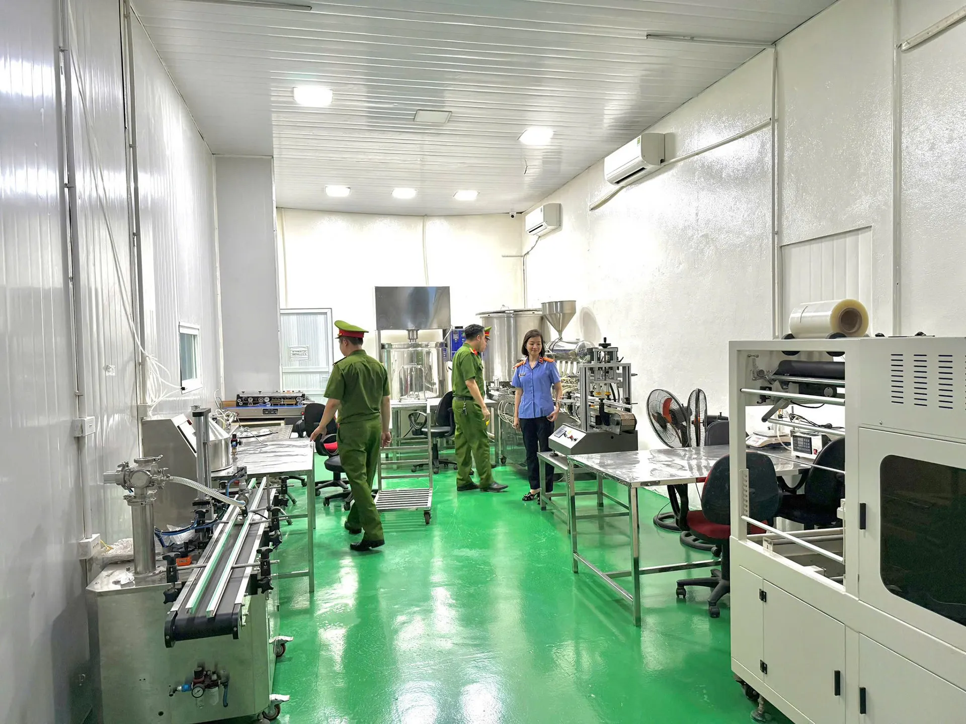 Cận cảnh xưởng sản xuất hàng giả nằm giữa khu dân cư vừa bị cảnh sát khám xét ảnh 6