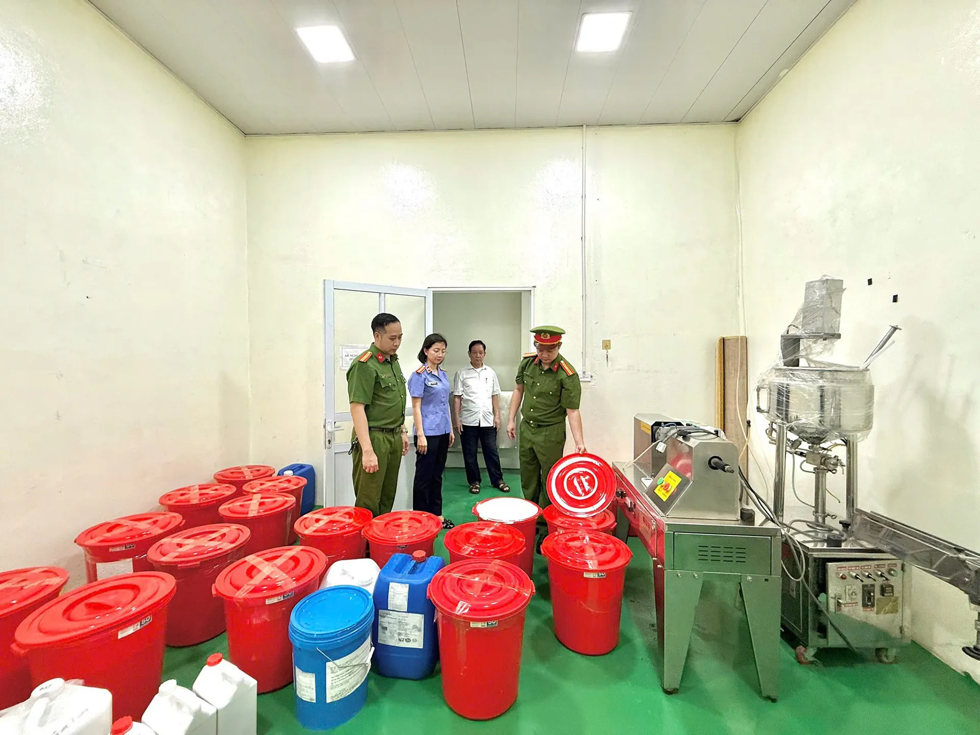 Cận cảnh xưởng sản xuất hàng giả nằm giữa khu dân cư vừa bị cảnh sát khám xét ảnh 7