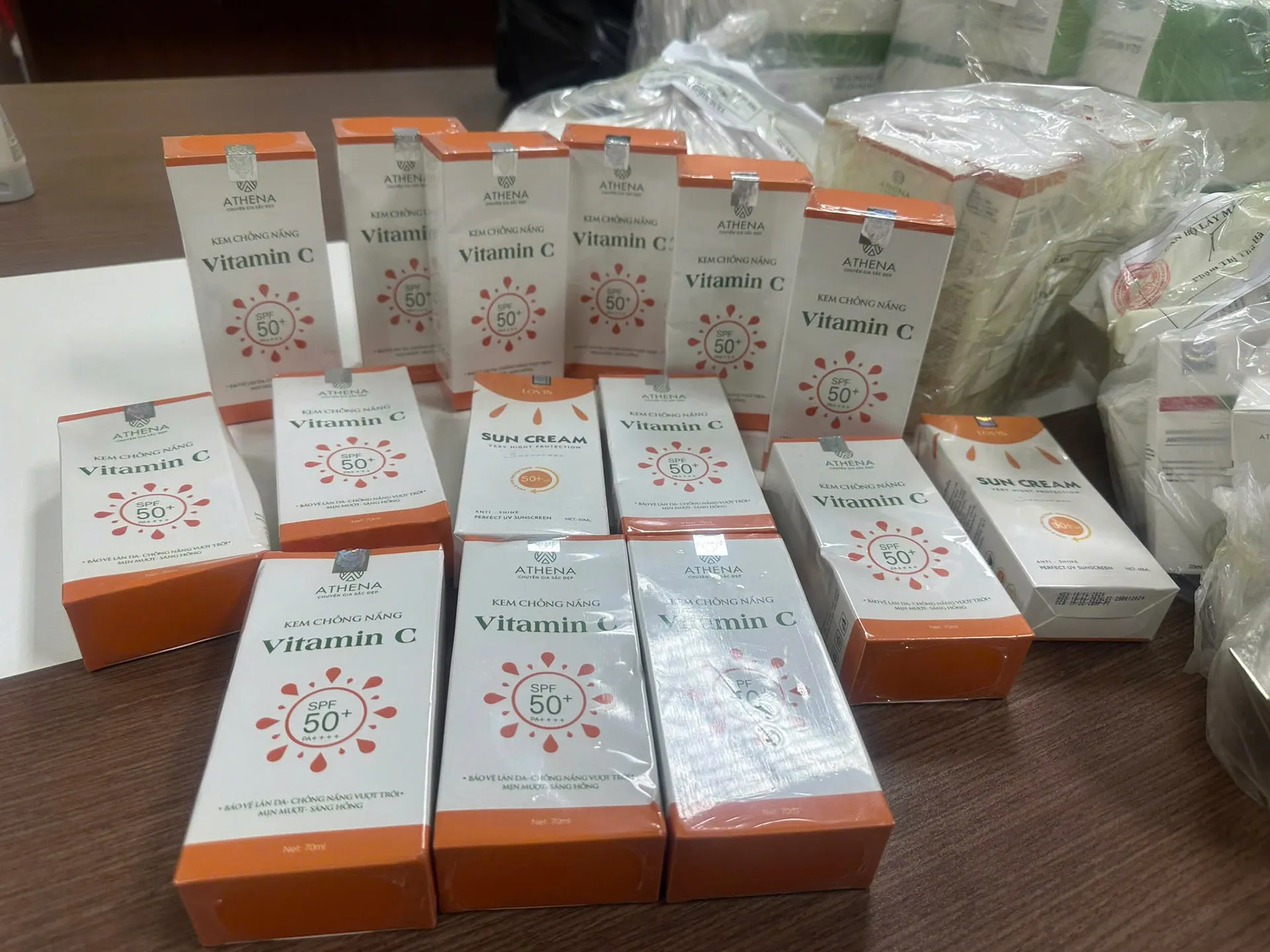Cận cảnh xưởng sản xuất hàng giả nằm giữa khu dân cư vừa bị cảnh sát khám xét ảnh 8