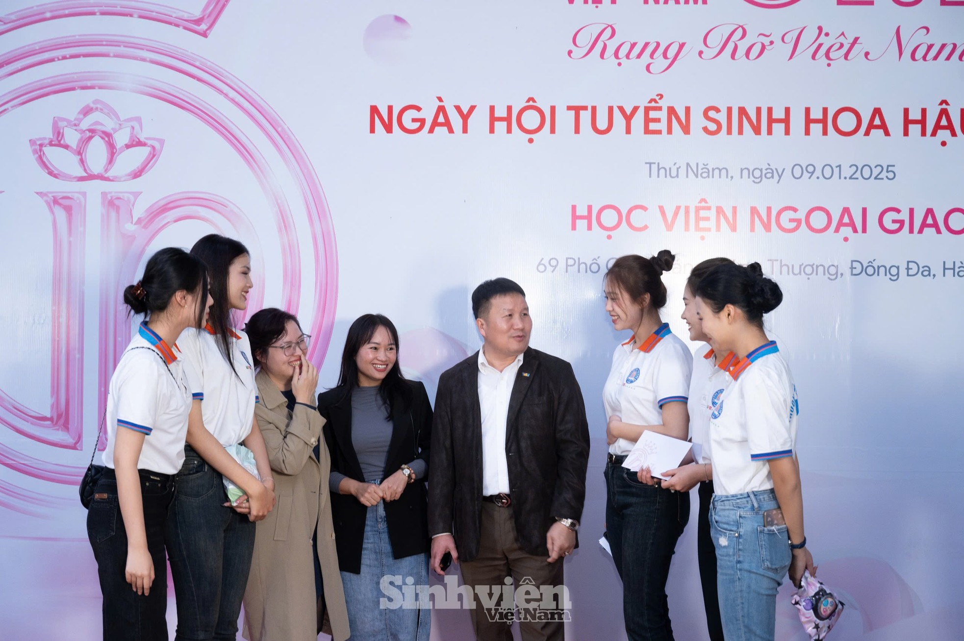 Dàn nữ sinh Trường Đại học Thương mại làm nóng sự kiện đầu tiên của Hoa hậu Việt Nam 2024 ảnh 3