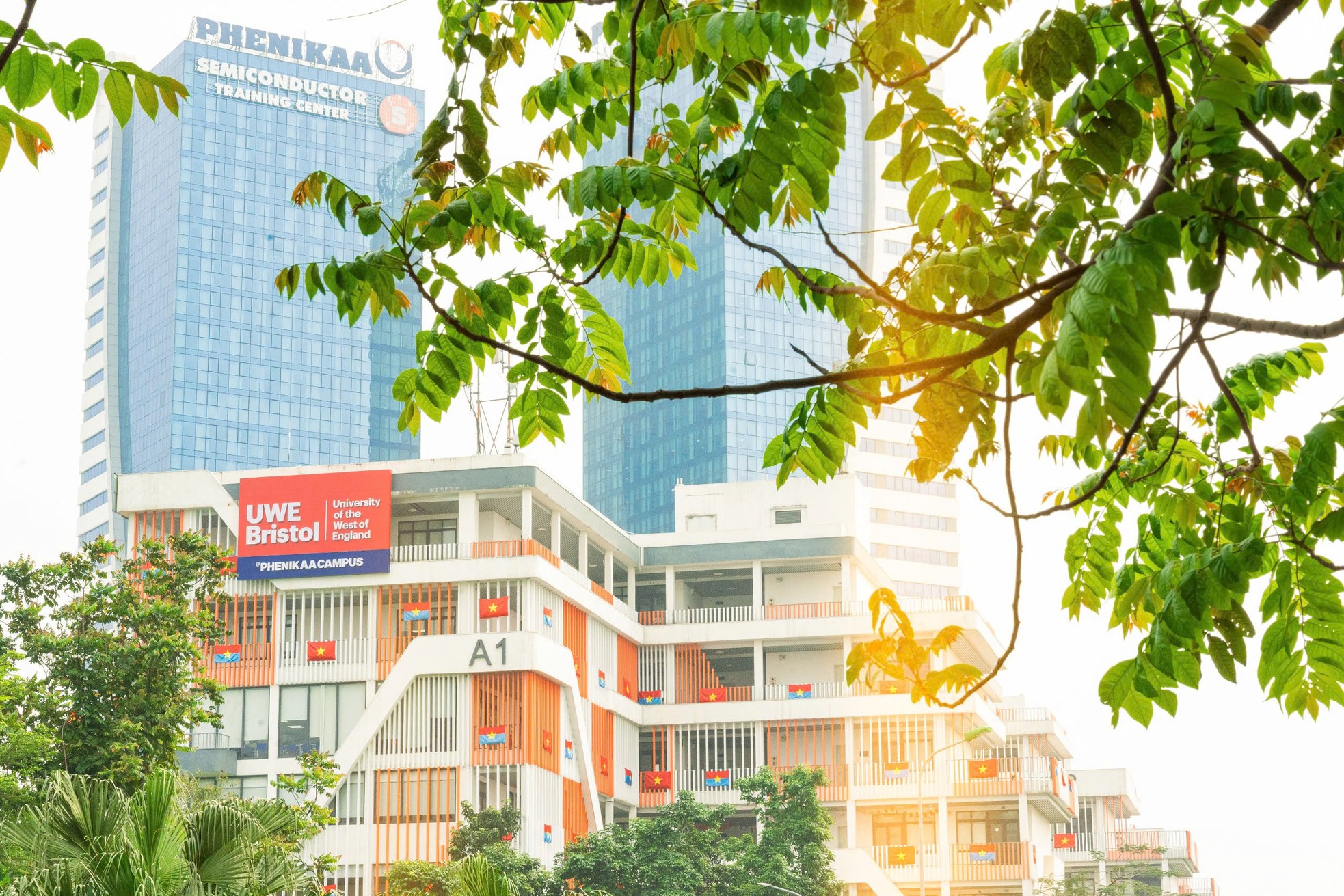 Ngàn lá cờ, triệu trái tim: Đại học Phenikaa rực rỡ sắc đỏ chào mừng 50 năm Giải phóng miền Nam, thống nhất đất nước ảnh 13