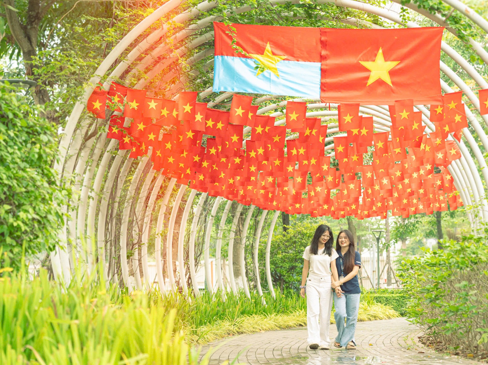 Ngàn lá cờ, triệu trái tim: Đại học Phenikaa rực rỡ sắc đỏ chào mừng 50 năm Giải phóng miền Nam, thống nhất đất nước ảnh 5