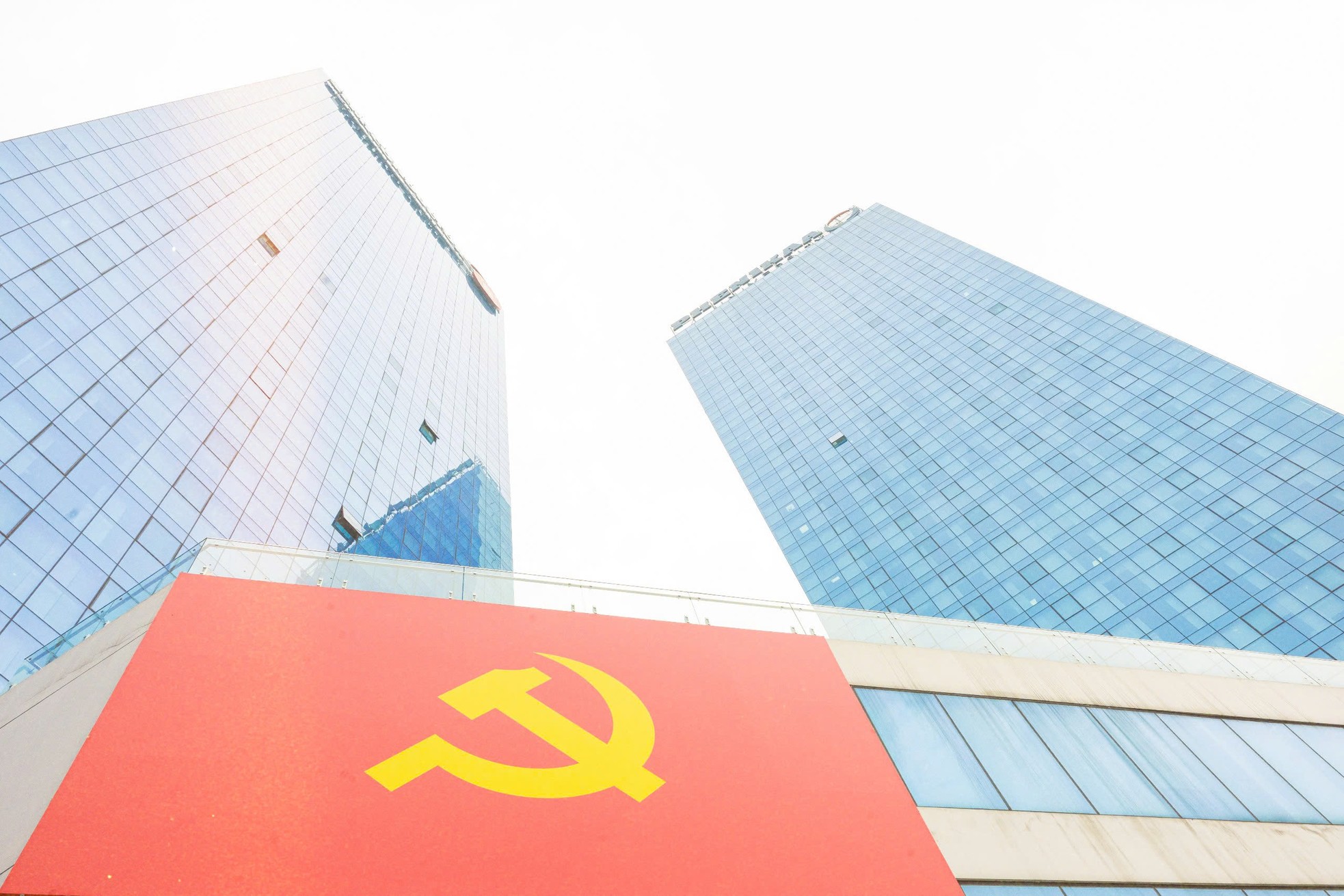 Ngàn lá cờ, triệu trái tim: Đại học Phenikaa rực rỡ sắc đỏ chào mừng 50 năm Giải phóng miền Nam, thống nhất đất nước ảnh 2
