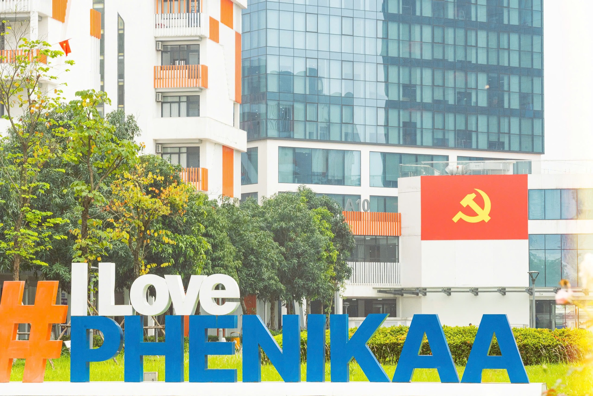 Ngàn lá cờ, triệu trái tim: Đại học Phenikaa rực rỡ sắc đỏ chào mừng 50 năm Giải phóng miền Nam, thống nhất đất nước ảnh 4