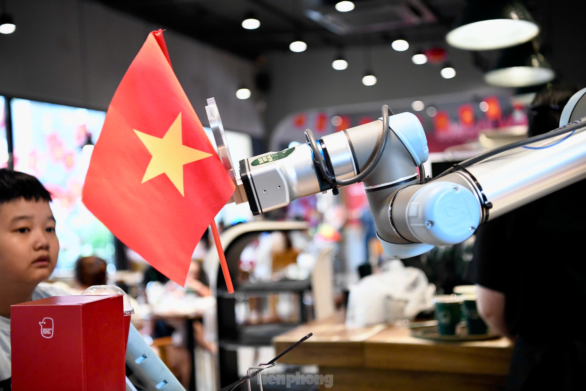 Tận thấy robot pha chế, phục vụ tại quán cà phê ở Hà Nội ảnh 7