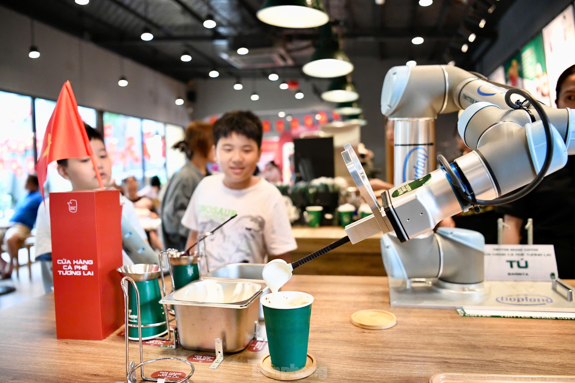 Tận thấy robot pha chế, phục vụ tại quán cà phê ở Hà Nội ảnh 5