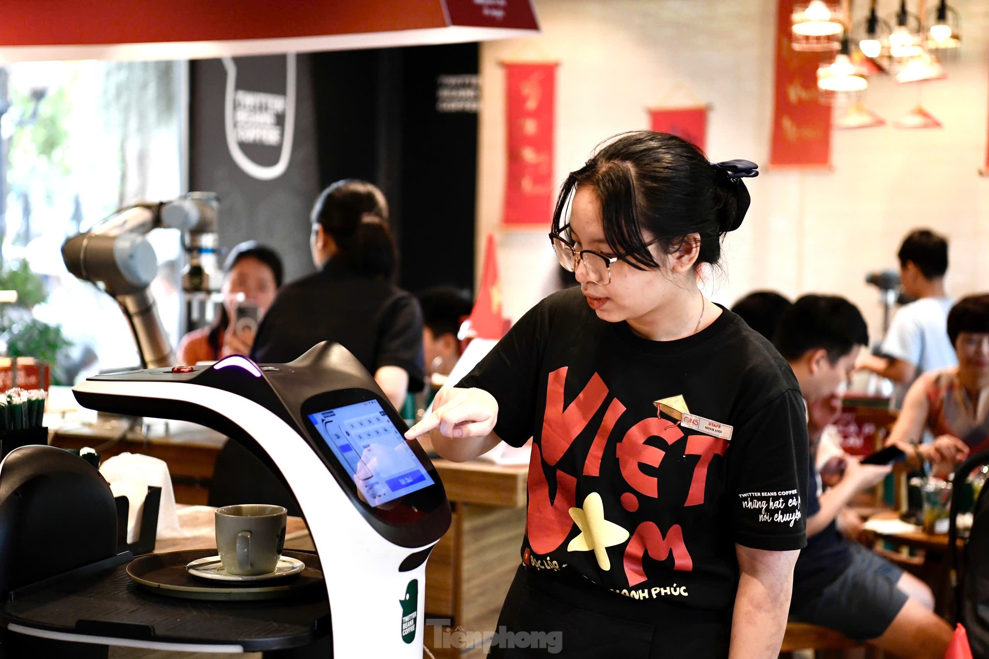 Tận thấy robot pha chế, phục vụ tại quán cà phê ở Hà Nội ảnh 8