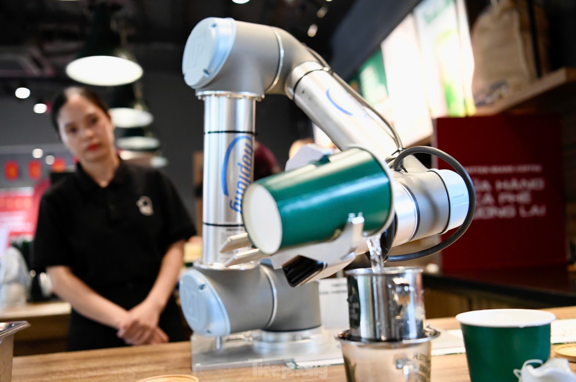 Tận thấy robot pha chế, phục vụ tại quán cà phê ở Hà Nội ảnh 3