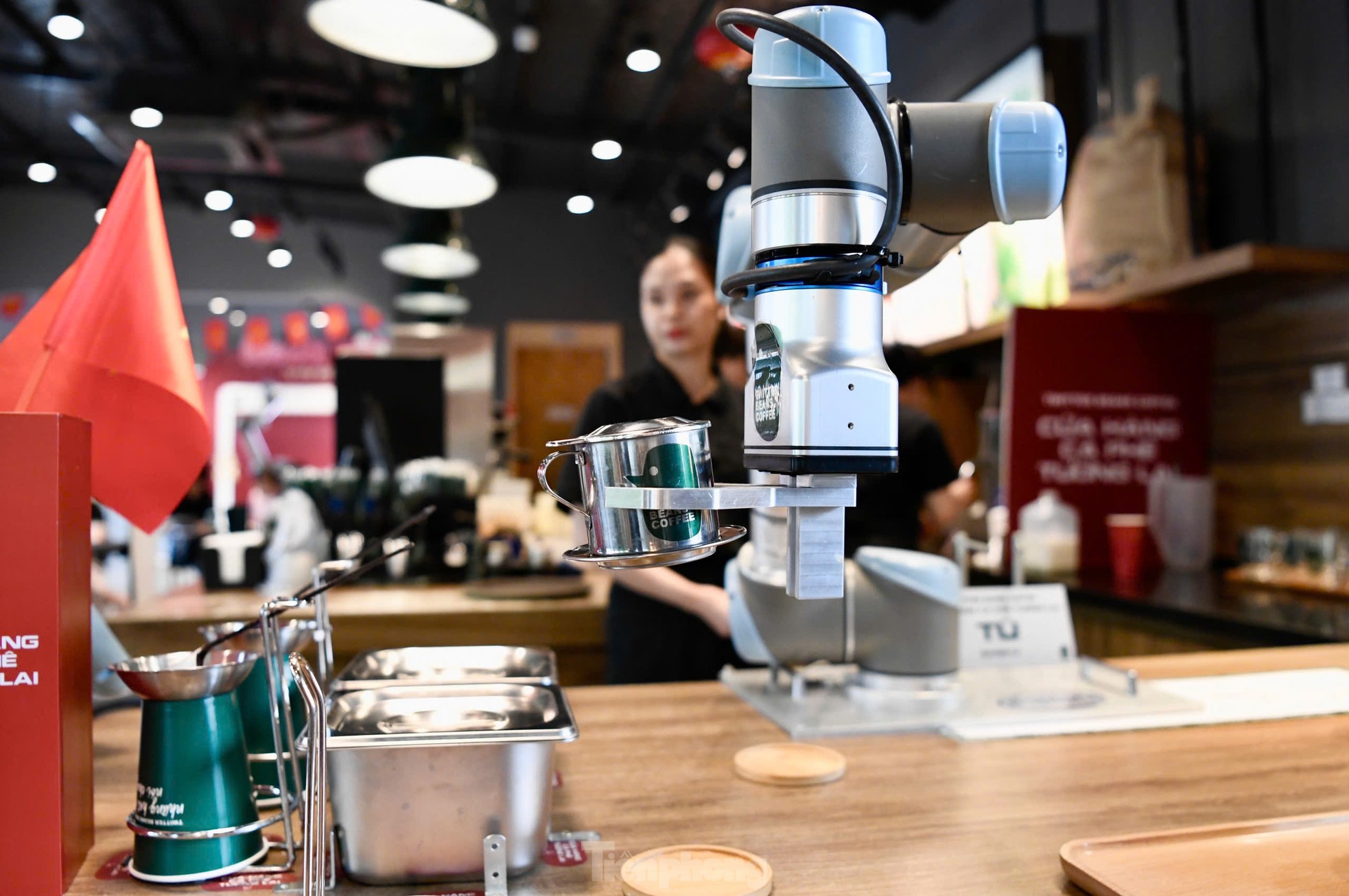 Tận thấy robot pha chế, phục vụ tại quán cà phê ở Hà Nội ảnh 2