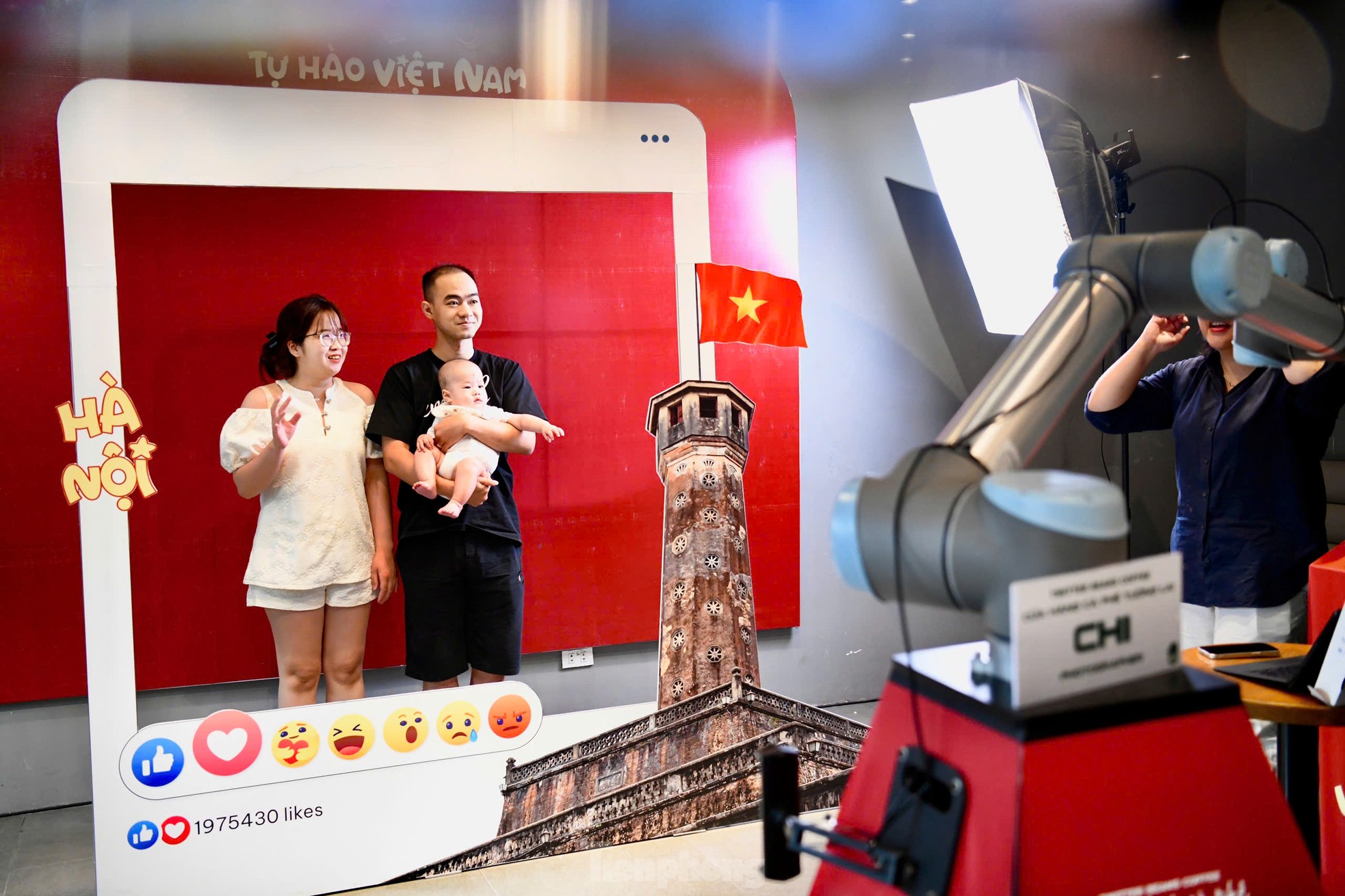 Tận thấy robot pha chế, phục vụ tại quán cà phê ở Hà Nội ảnh 14