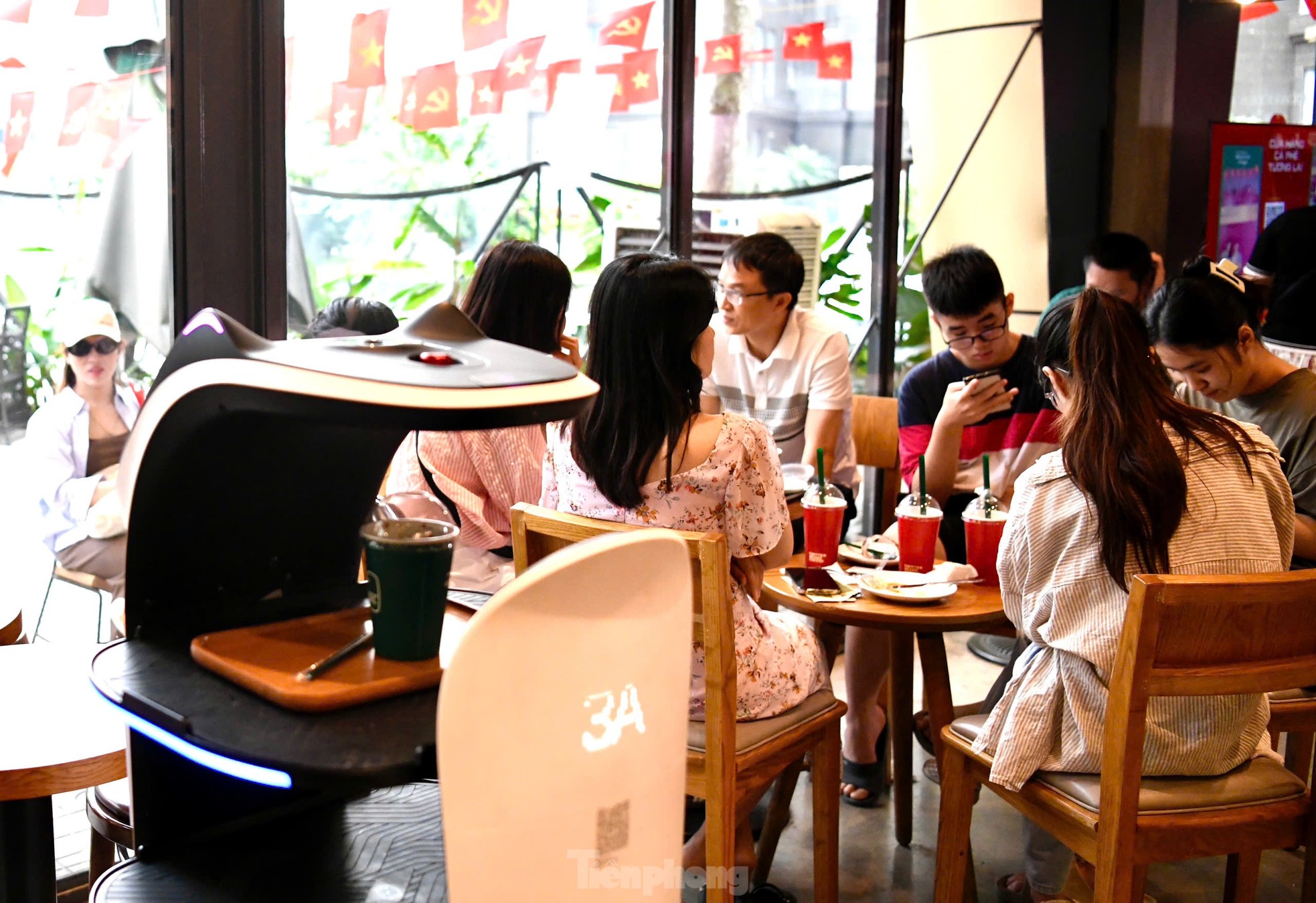 Tận thấy robot pha chế, phục vụ tại quán cà phê ở Hà Nội ảnh 9
