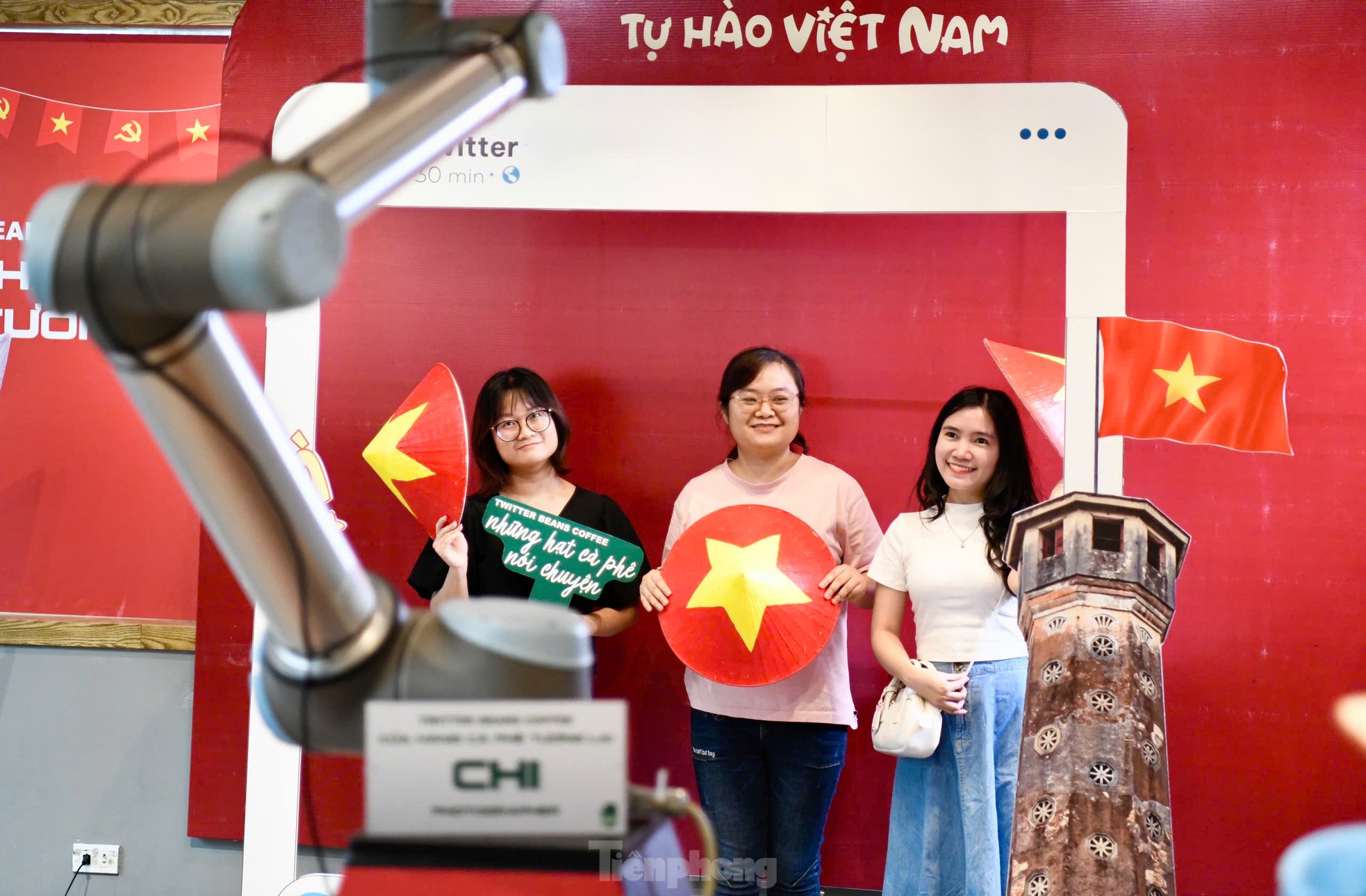 Tận thấy robot pha chế, phục vụ tại quán cà phê ở Hà Nội ảnh 13