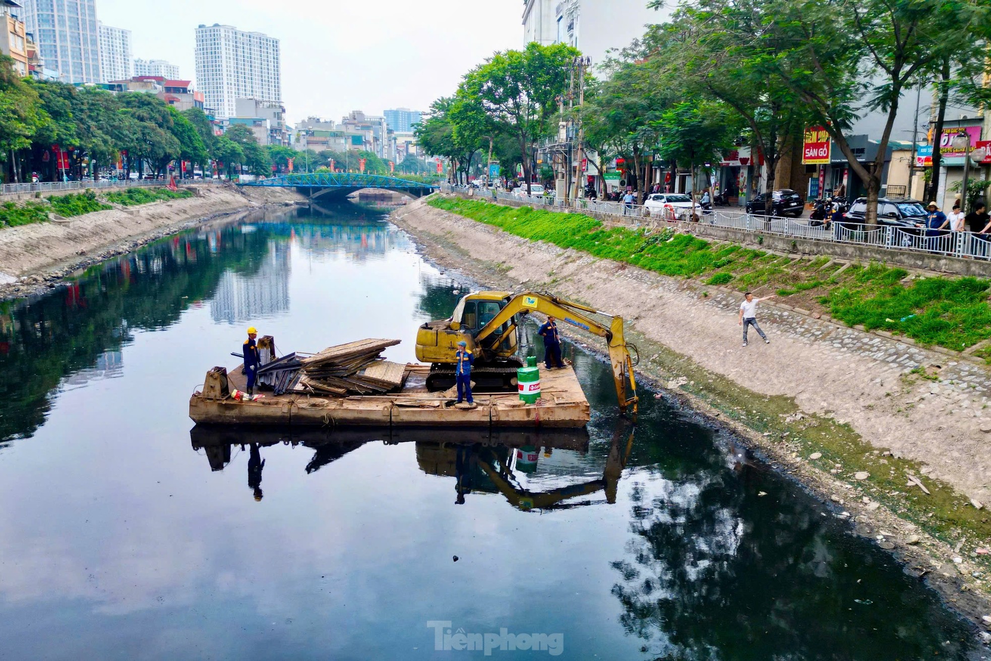 Đập dâng giữ nước đầu tiên trên sông Tô Lịch đã thành hình ảnh 13