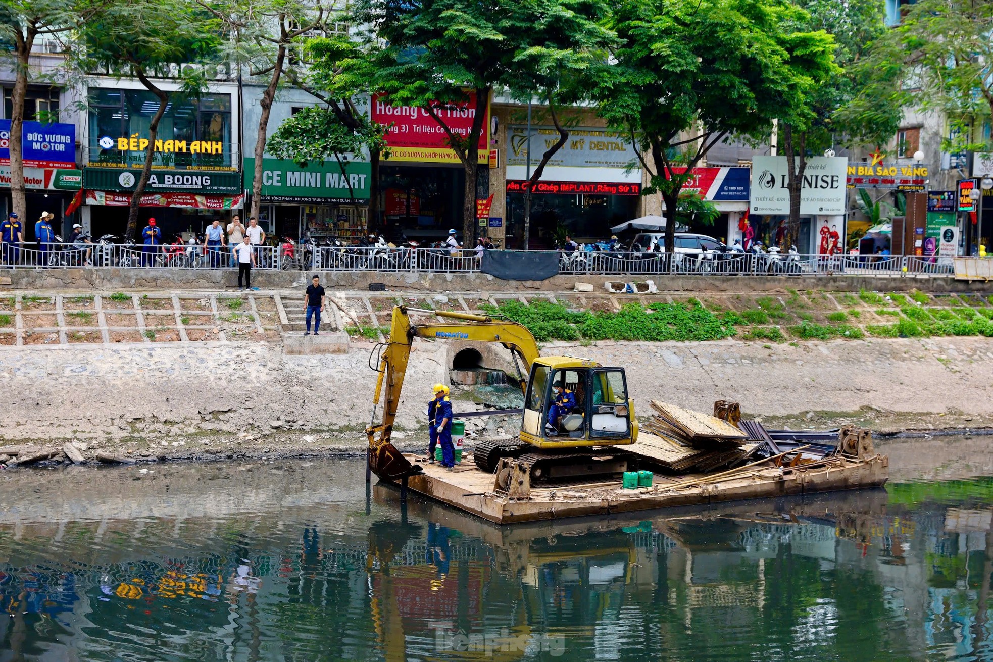 Đập dâng giữ nước đầu tiên trên sông Tô Lịch đã thành hình ảnh 12