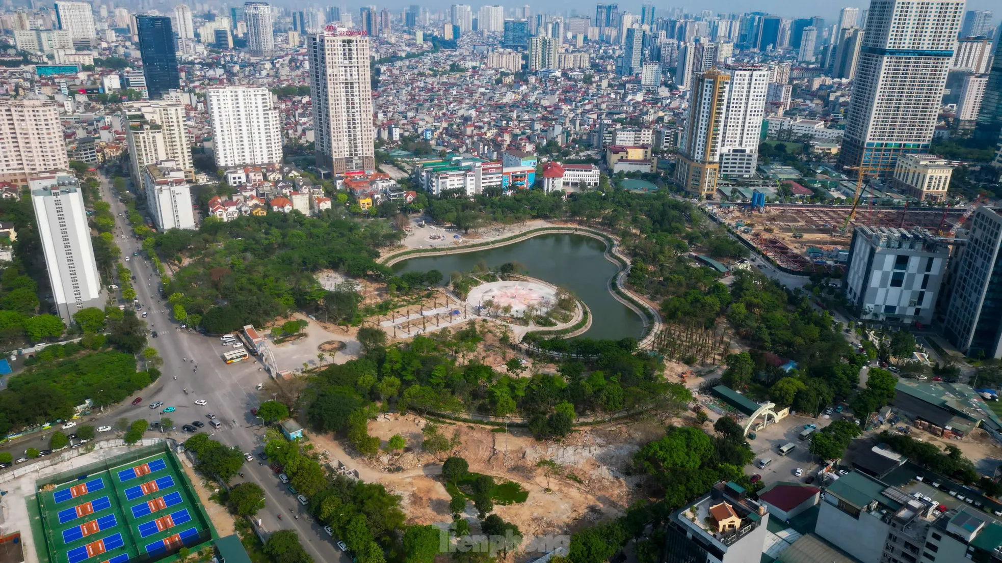 Người Hà Nội tập thể dục trong công trường xây dựng công viên ảnh 1