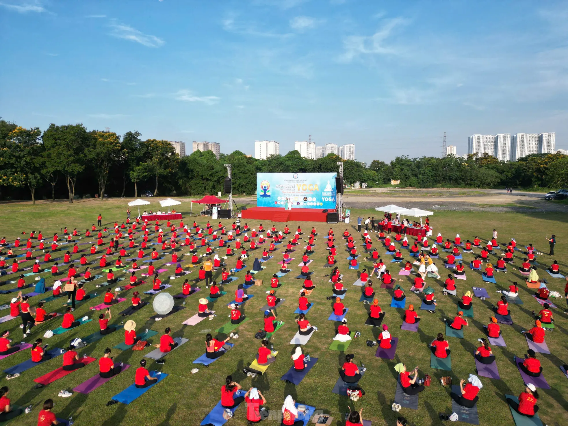 Gần 1.000 người xếp hình bản đồ Việt Nam chào mừng Ngày Quốc tế Yoga ảnh 1