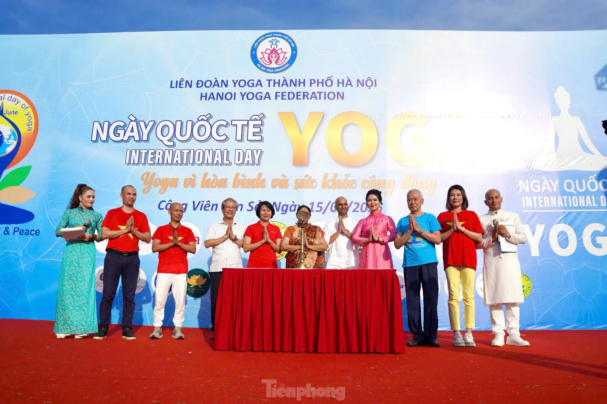 Gần 1.000 người xếp hình bản đồ Việt Nam chào mừng Ngày Quốc tế Yoga ảnh 4