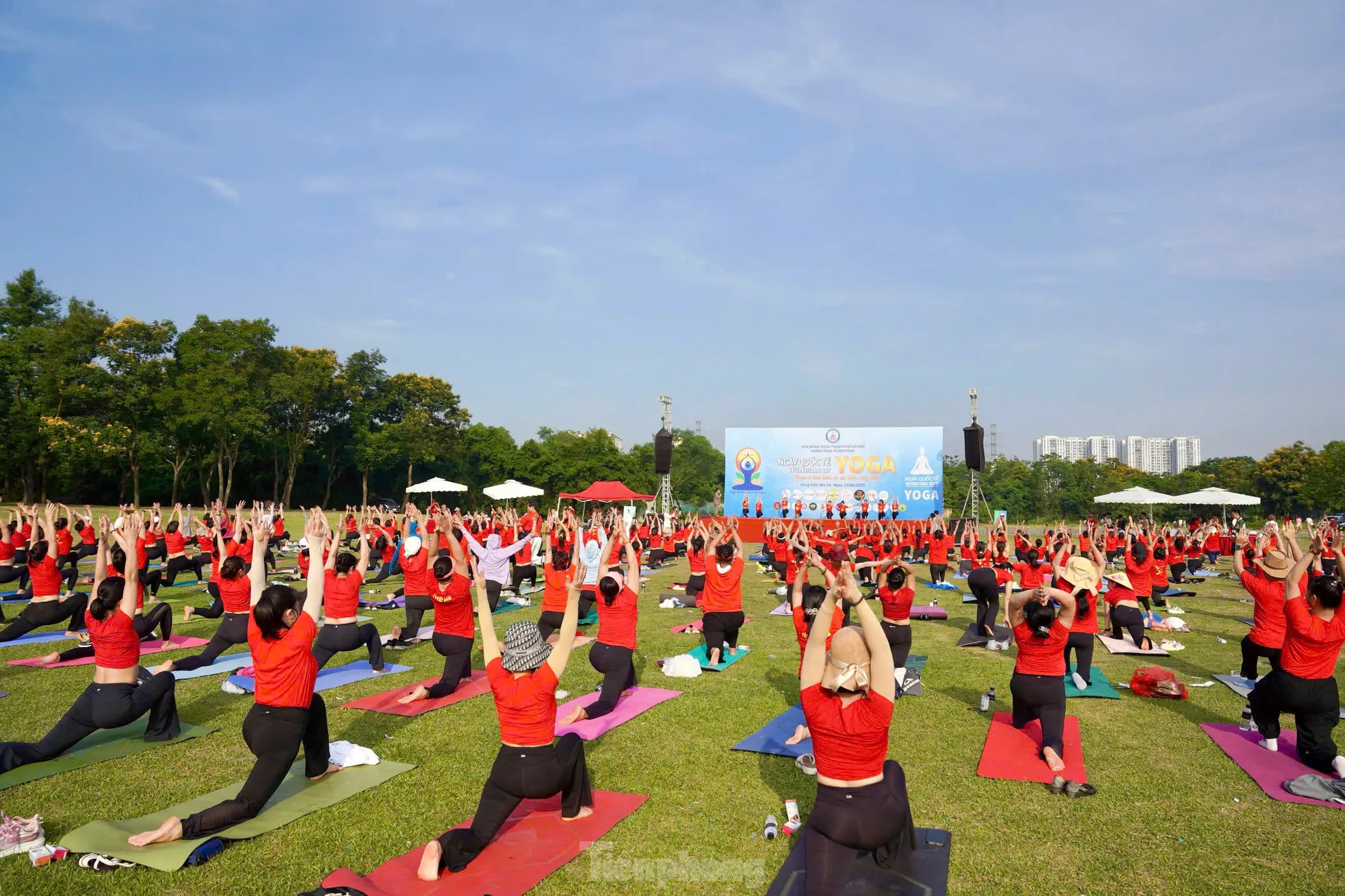 Gần 1.000 người xếp hình bản đồ Việt Nam chào mừng Ngày Quốc tế Yoga ảnh 9