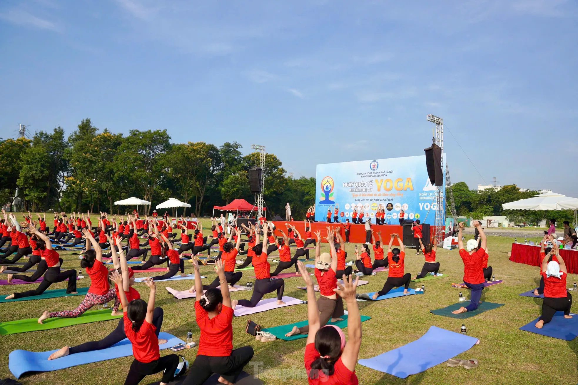 Gần 1.000 người xếp hình bản đồ Việt Nam chào mừng Ngày Quốc tế Yoga ảnh 8