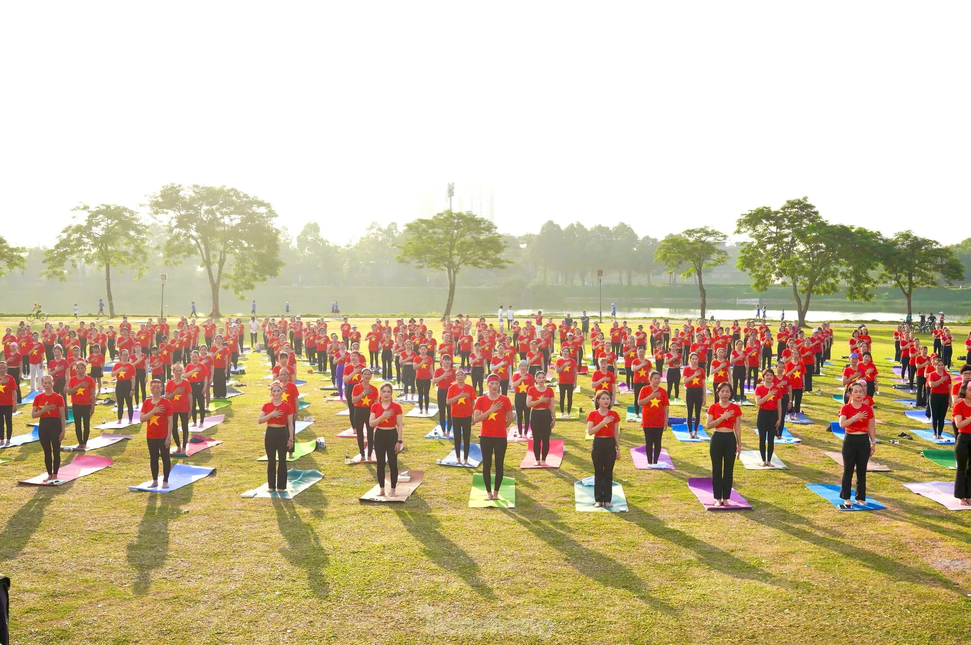 Gần 1.000 người xếp hình bản đồ Việt Nam chào mừng Ngày Quốc tế Yoga ảnh 2