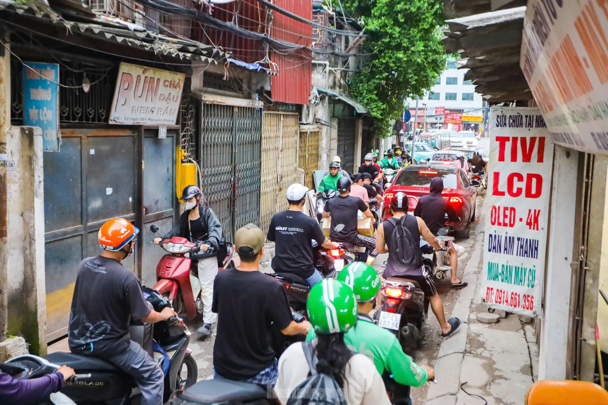 Người dân chật vật di chuyển qua 'ngõ đau khổ' ở Thủ đô ảnh 5