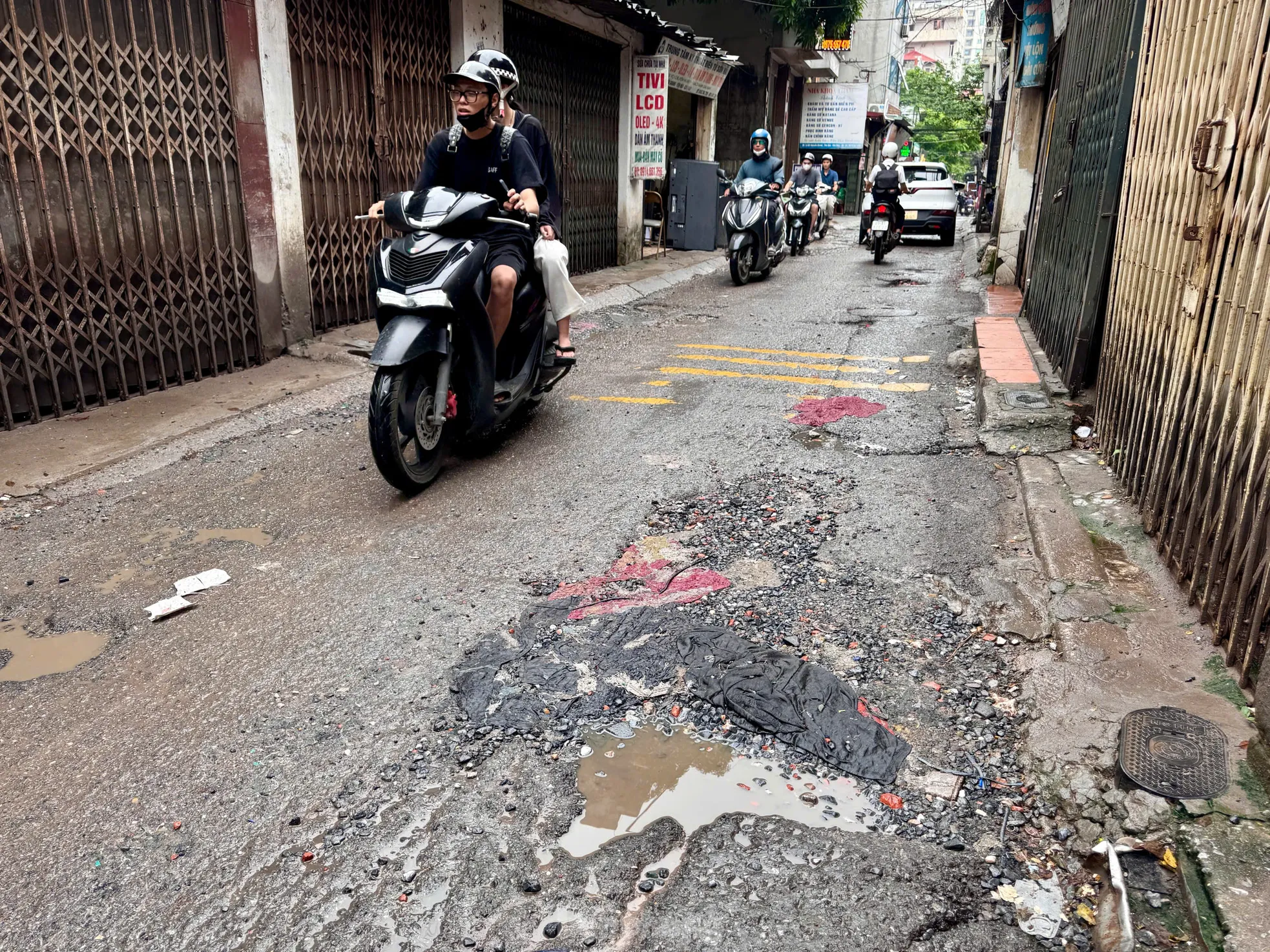 Người dân chật vật di chuyển qua 'ngõ đau khổ' ở Thủ đô ảnh 11