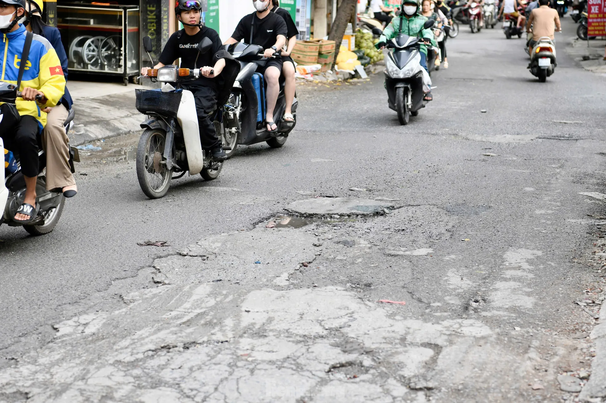 Người dân chật vật di chuyển qua 'ngõ đau khổ' ở Thủ đô ảnh 15