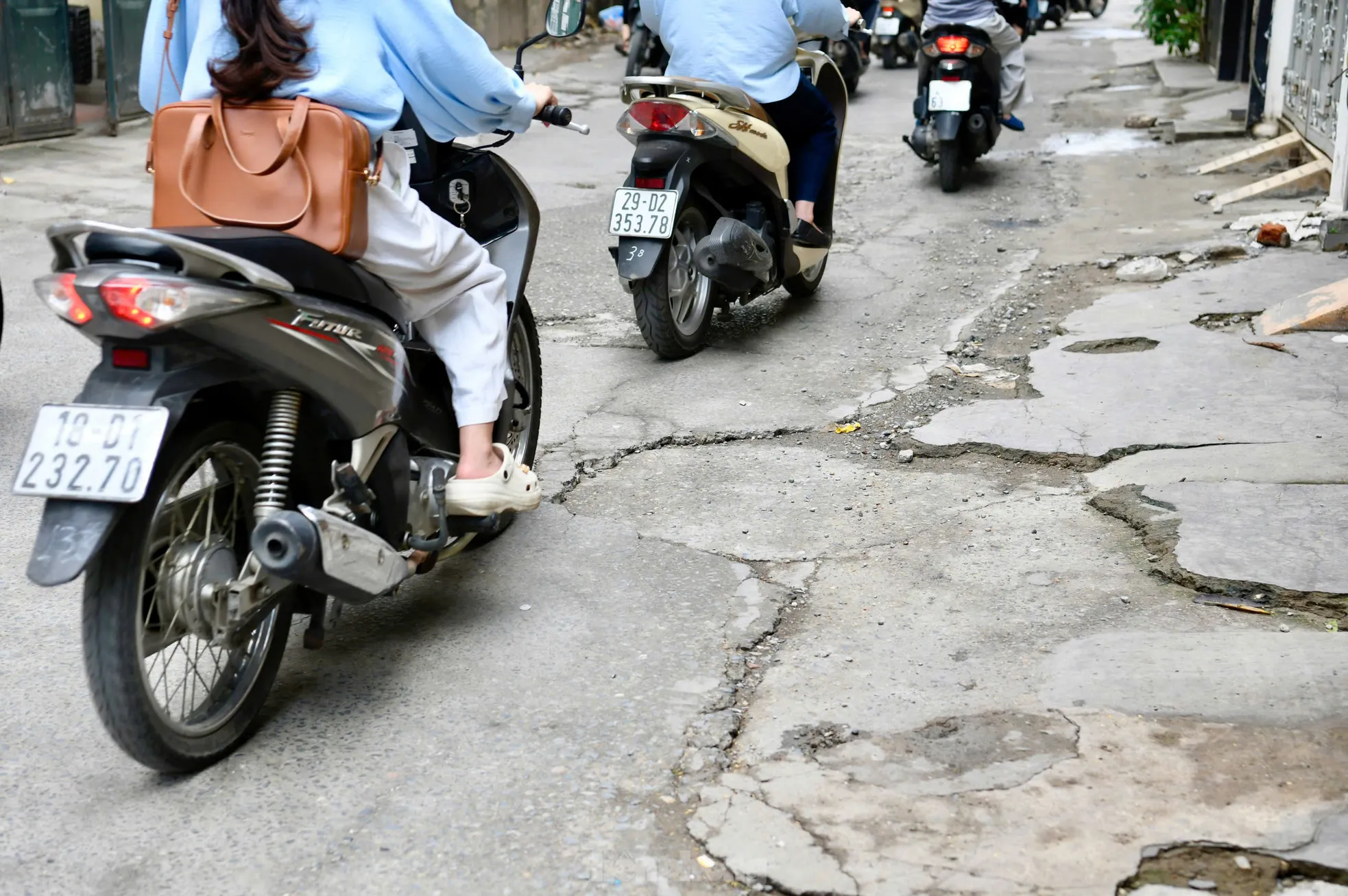 Người dân chật vật di chuyển qua 'ngõ đau khổ' ở Thủ đô ảnh 19