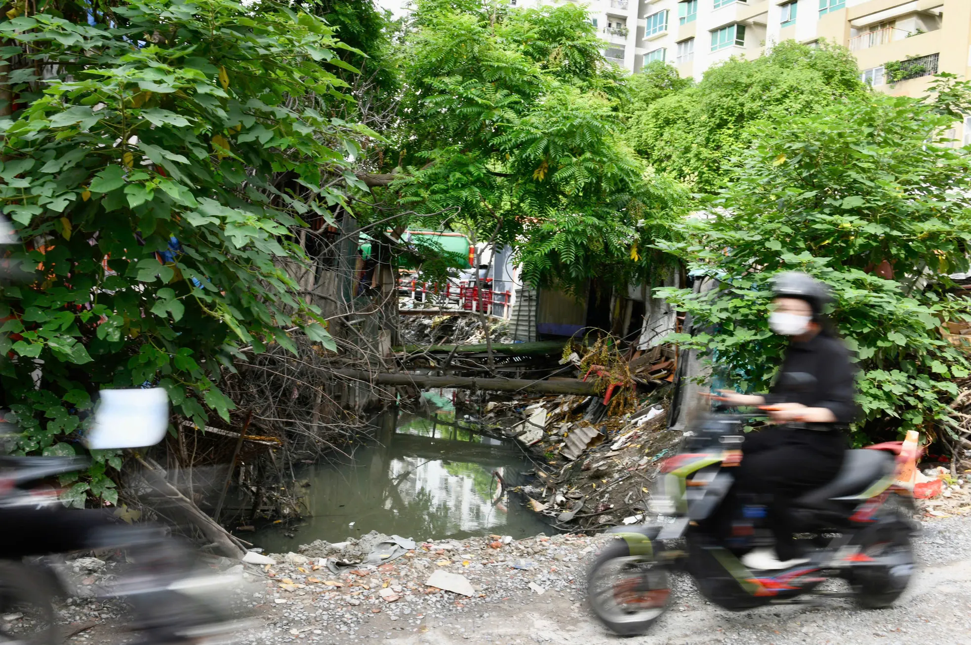 Người dân chật vật di chuyển qua 'ngõ đau khổ' ở Thủ đô ảnh 24