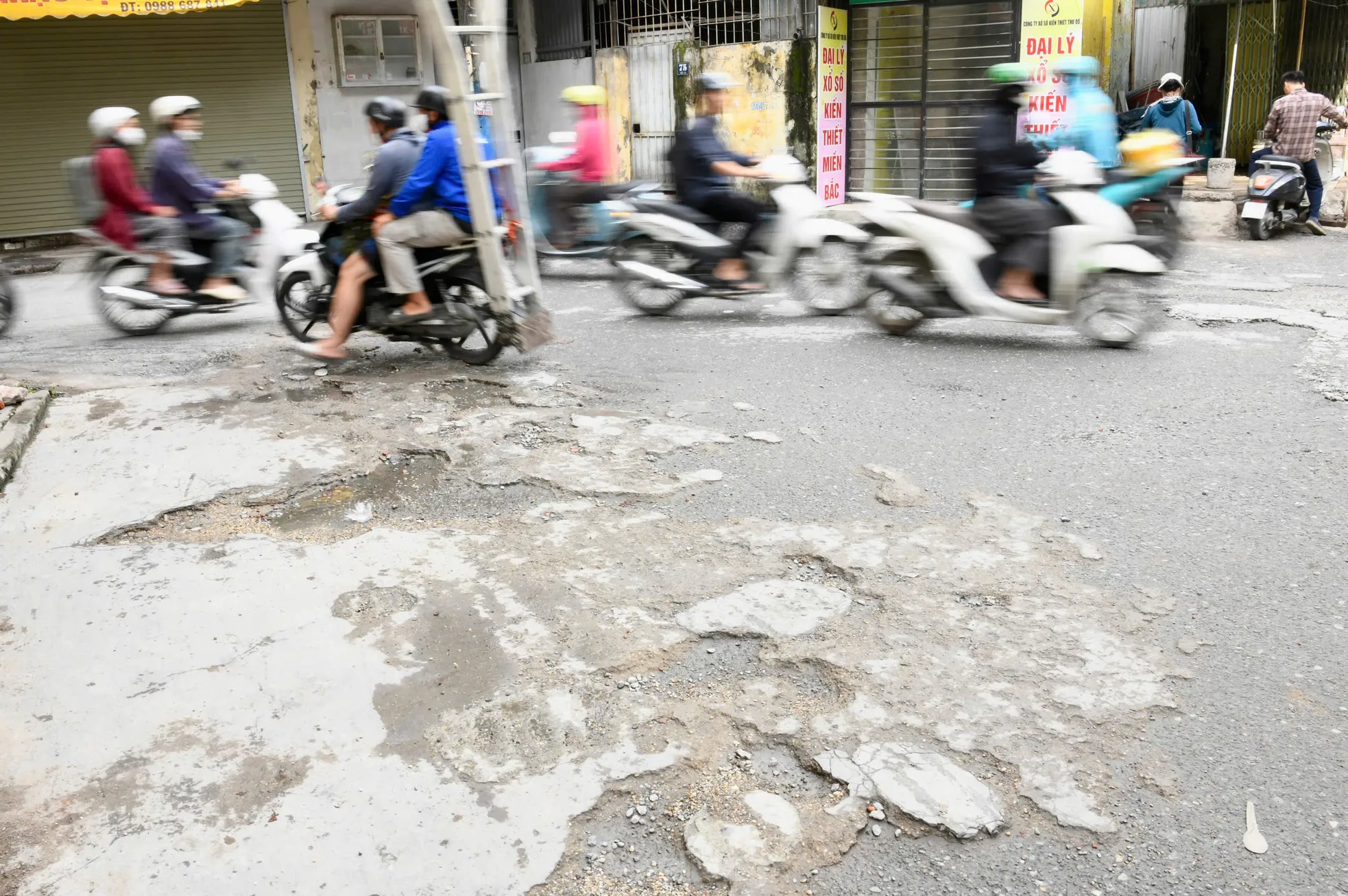 Người dân chật vật di chuyển qua 'ngõ đau khổ' ở Thủ đô ảnh 17