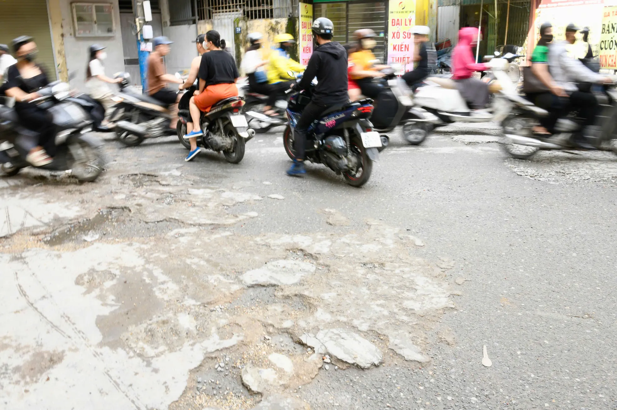 Người dân chật vật di chuyển qua 'ngõ đau khổ' ở Thủ đô ảnh 20