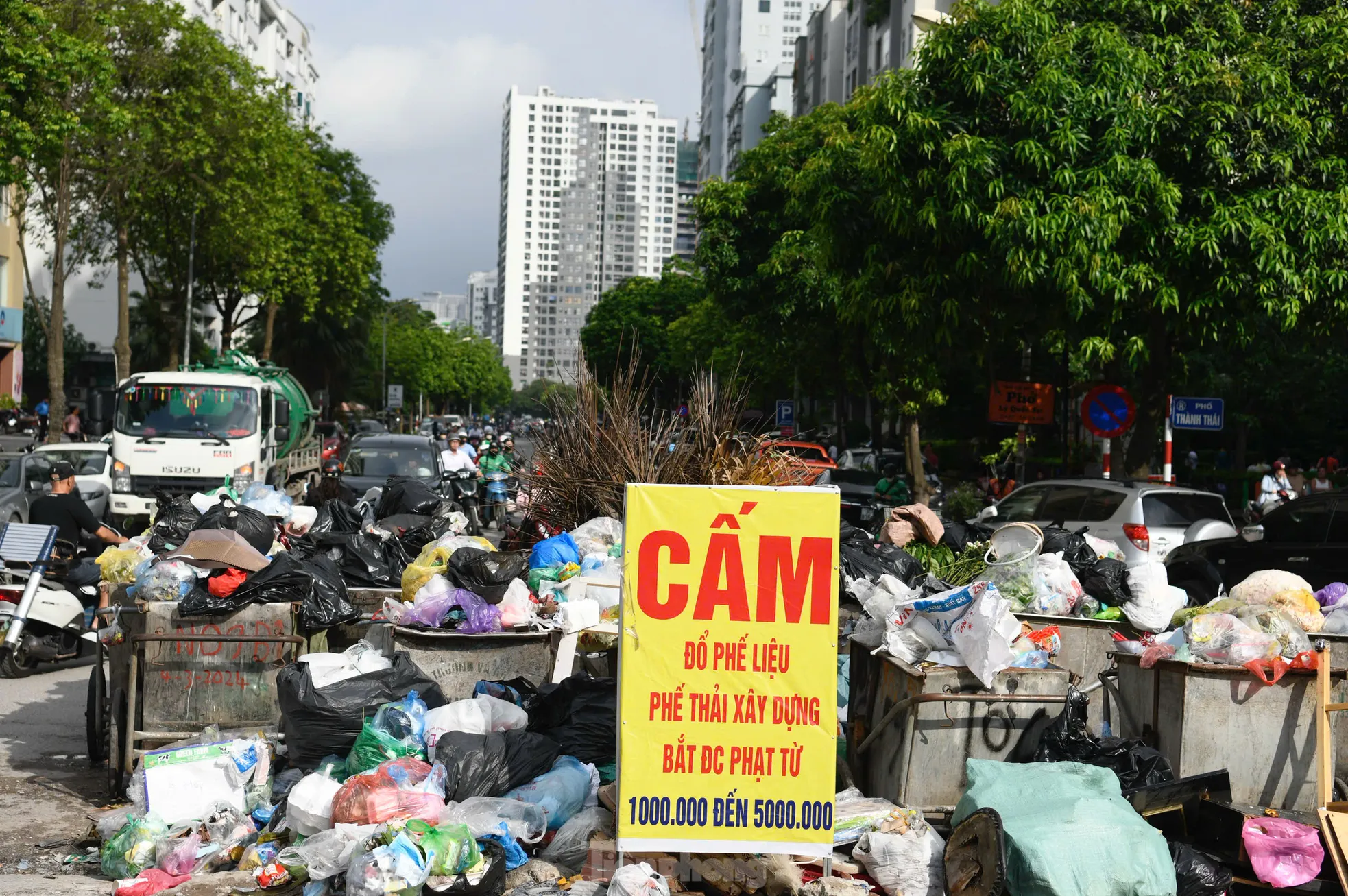 Người dân chật vật di chuyển qua 'ngõ đau khổ' ở Thủ đô ảnh 23