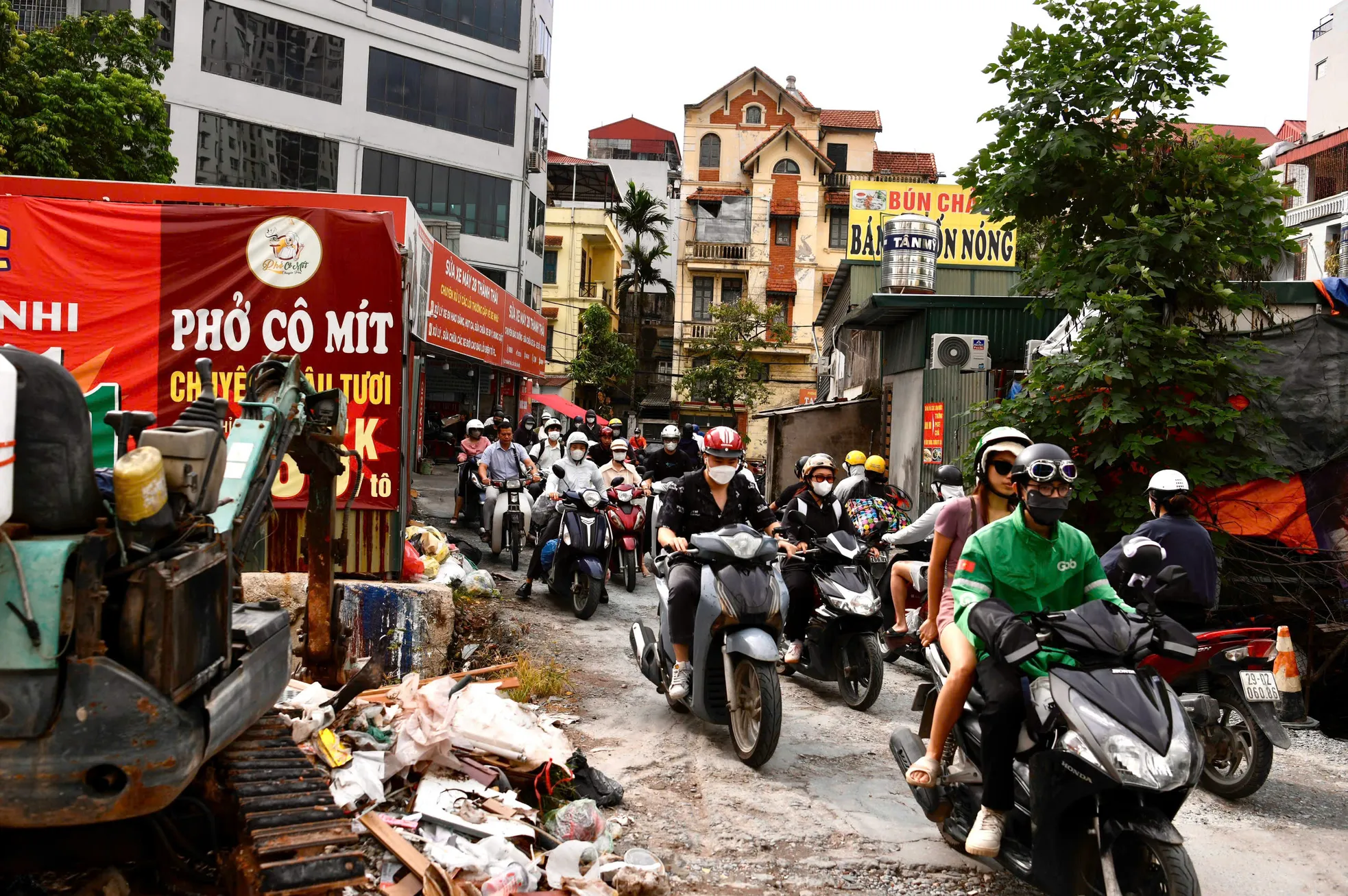 Người dân chật vật di chuyển qua 'ngõ đau khổ' ở Thủ đô ảnh 21