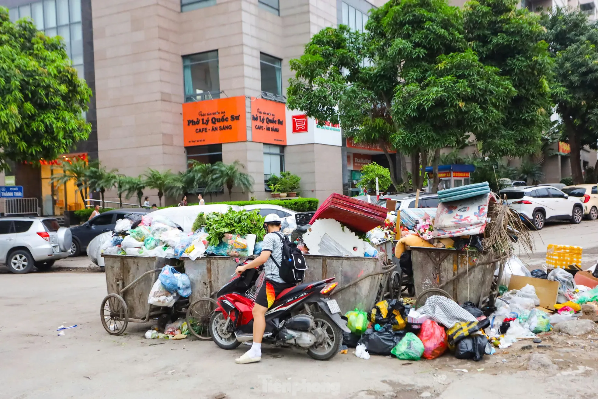 Người dân chật vật di chuyển qua 'ngõ đau khổ' ở Thủ đô ảnh 25