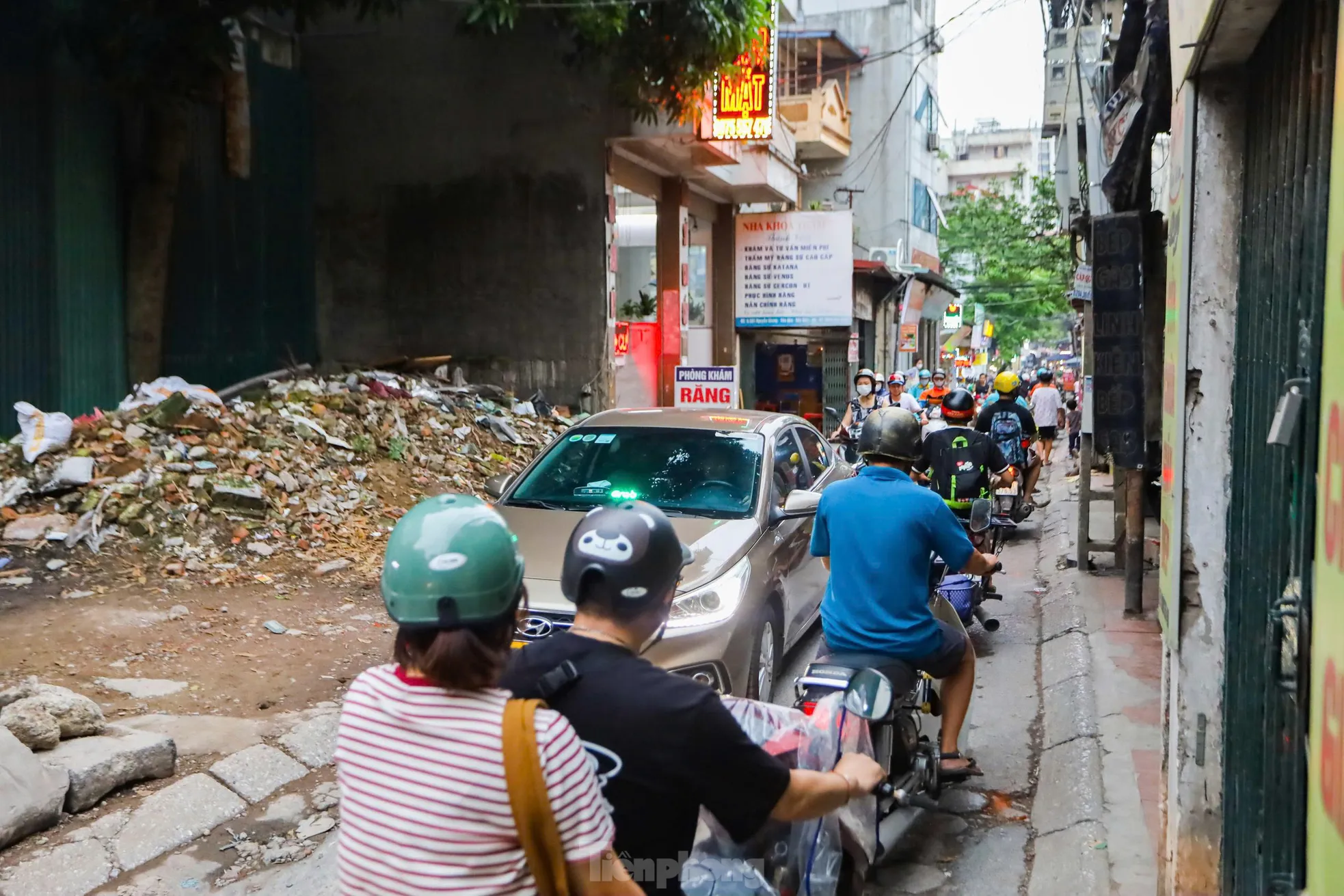 Người dân chật vật di chuyển qua 'ngõ đau khổ' ở Thủ đô ảnh 13