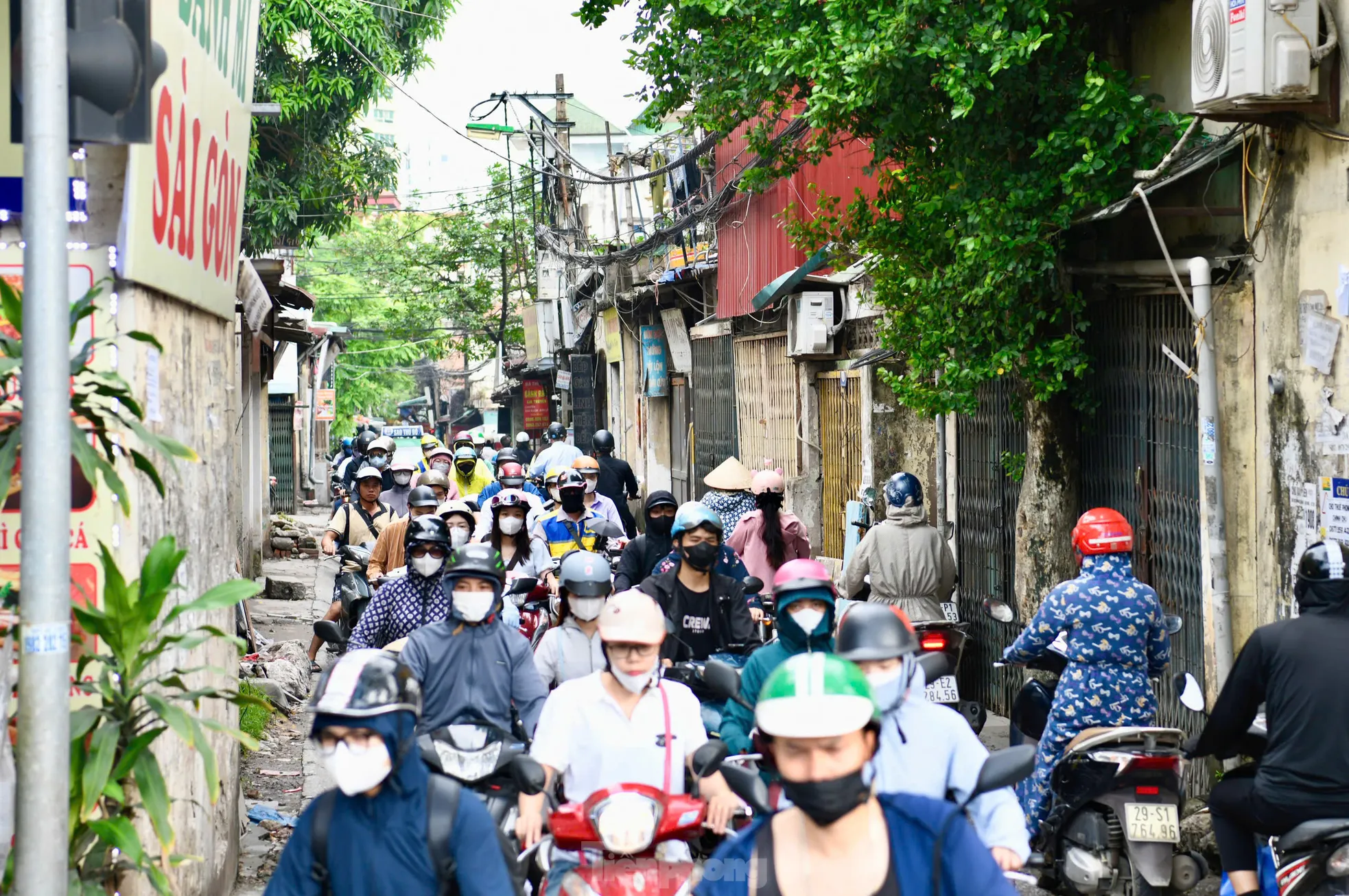 Người dân chật vật di chuyển qua 'ngõ đau khổ' ở Thủ đô ảnh 4