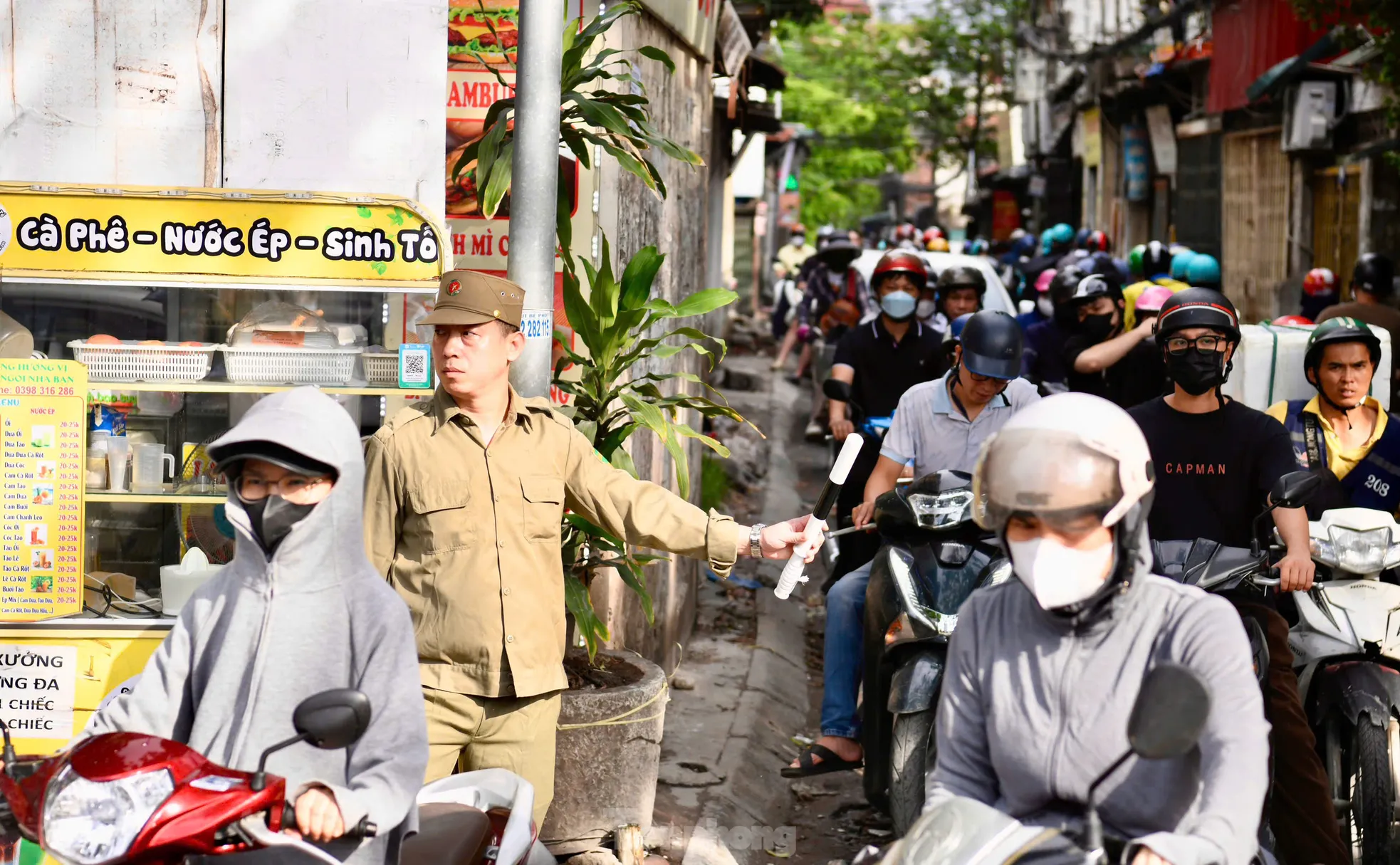 Người dân chật vật di chuyển qua 'ngõ đau khổ' ở Thủ đô ảnh 6