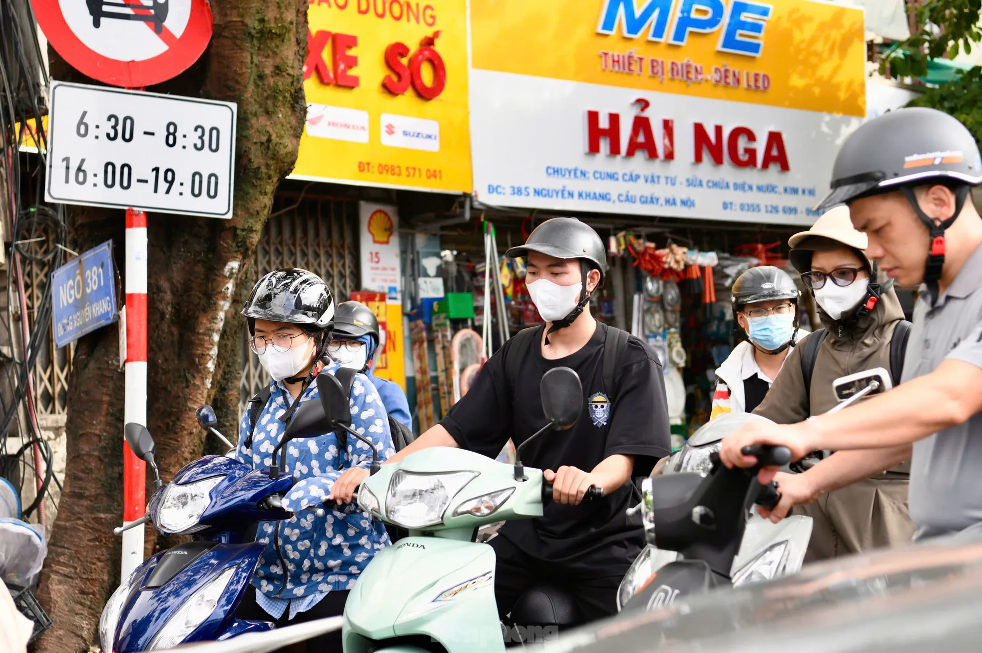Người dân chật vật di chuyển qua 'ngõ đau khổ' ở Thủ đô ảnh 8