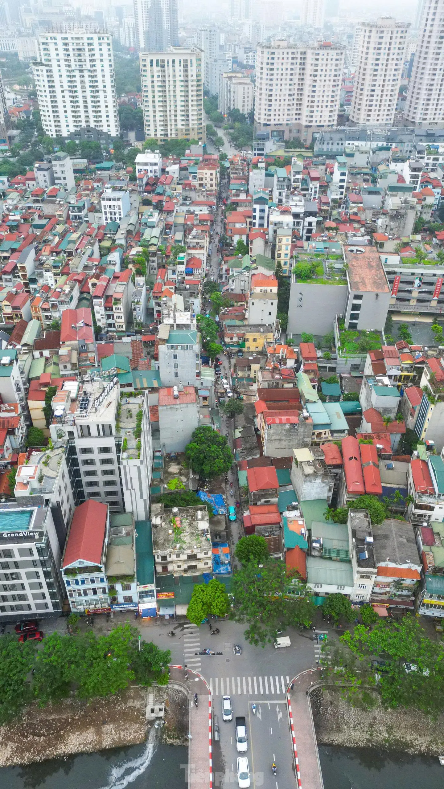Người dân chật vật di chuyển qua 'ngõ đau khổ' ở Thủ đô ảnh 1