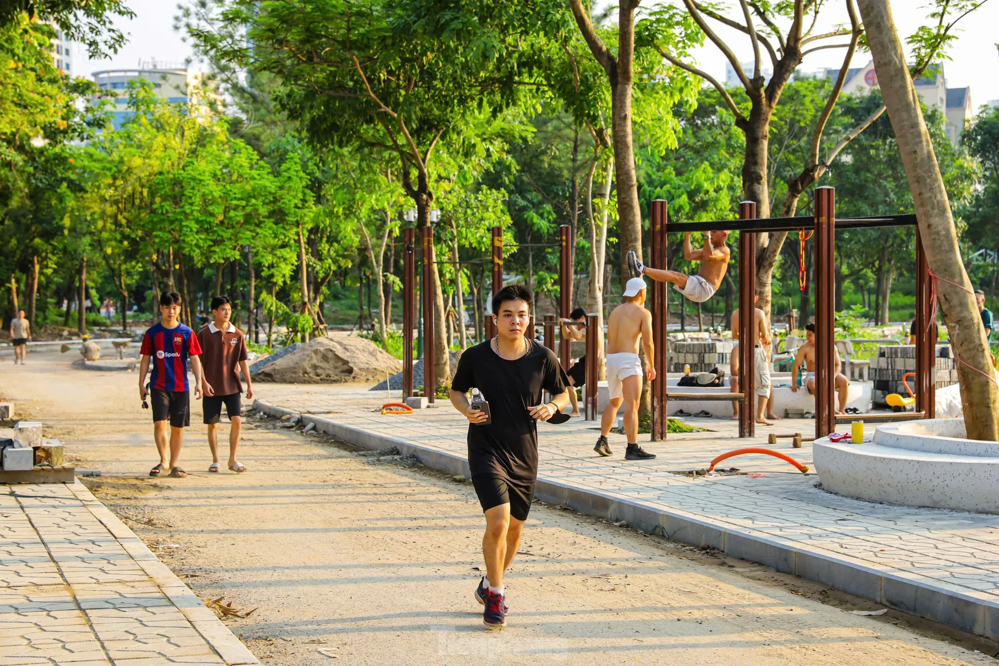 Người Hà Nội tập thể dục trong công trường xây dựng công viên ảnh 10