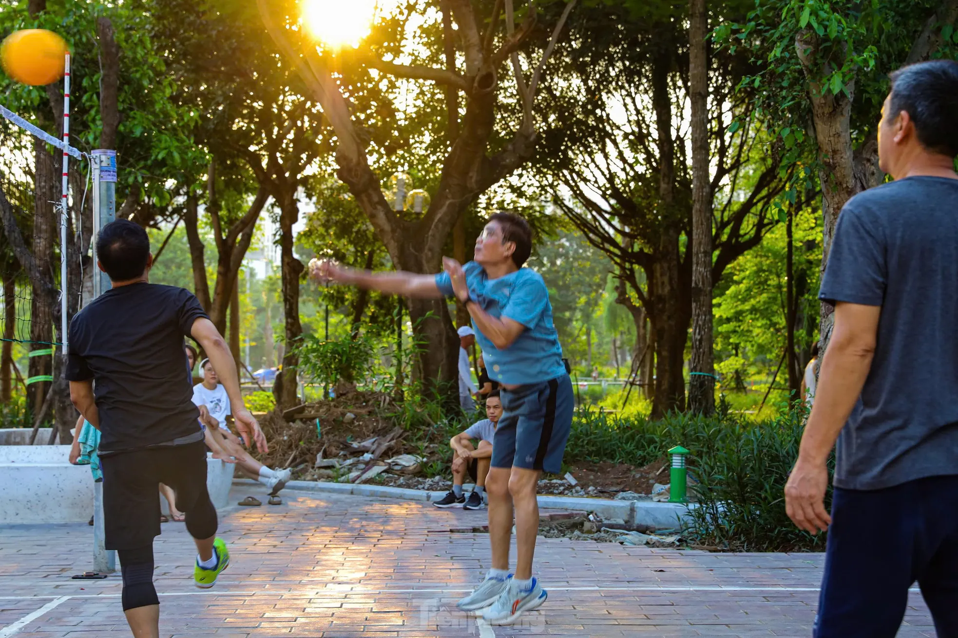 Người Hà Nội tập thể dục trong công trường xây dựng công viên ảnh 13