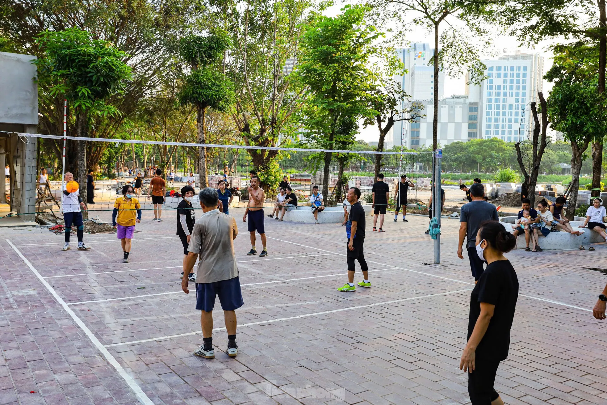 Người Hà Nội tập thể dục trong công trường xây dựng công viên ảnh 12