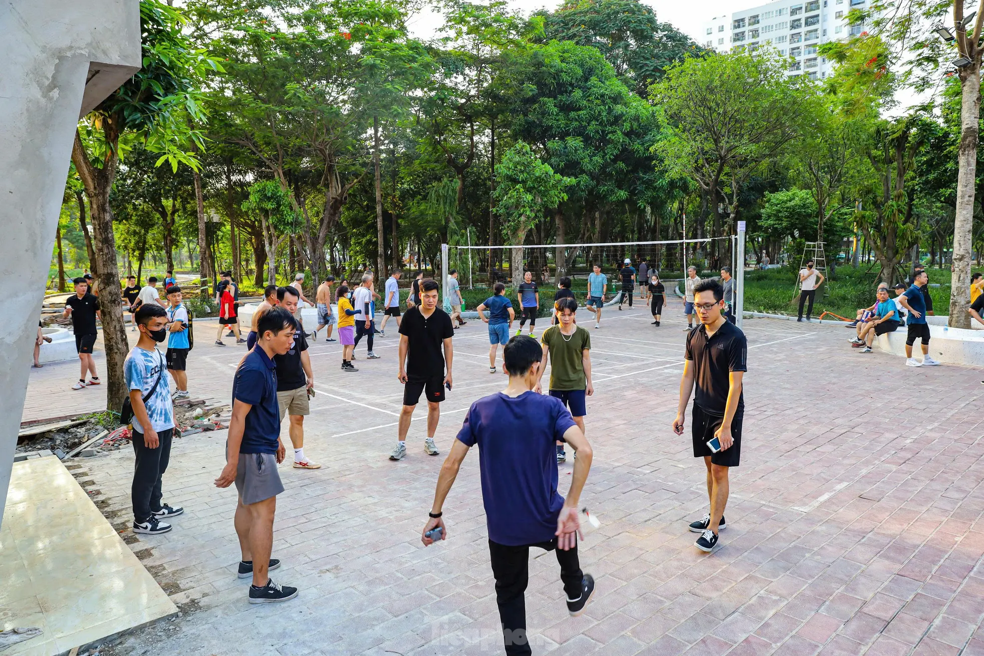 Người Hà Nội tập thể dục trong công trường xây dựng công viên ảnh 20