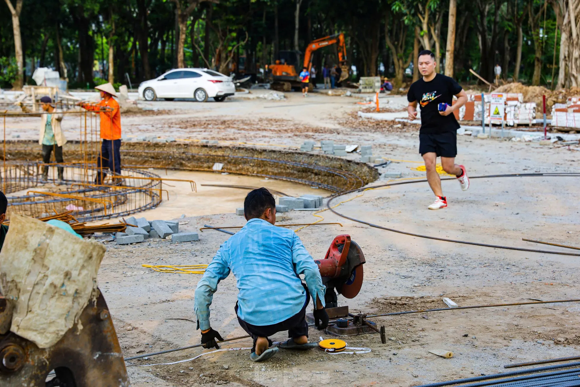Người Hà Nội tập thể dục trong công trường xây dựng công viên ảnh 4
