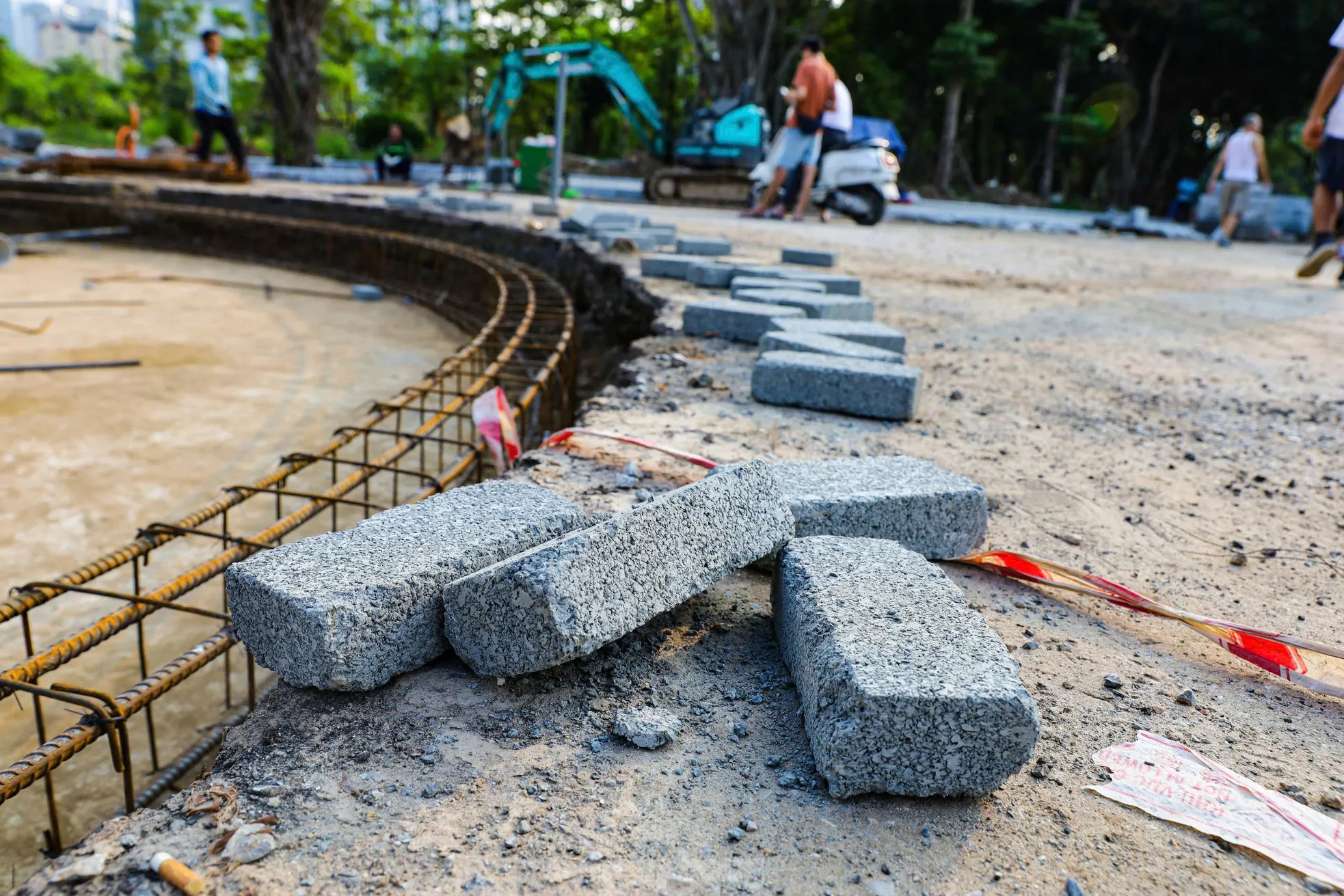 Người Hà Nội tập thể dục trong công trường xây dựng công viên ảnh 5