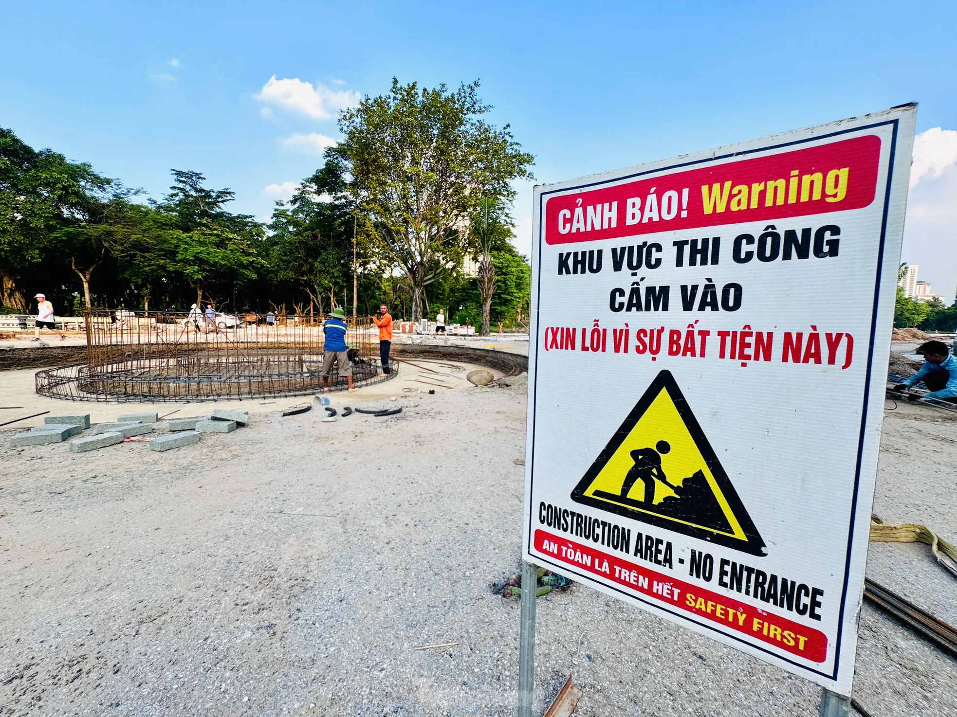 Người Hà Nội tập thể dục trong công trường xây dựng công viên ảnh 3